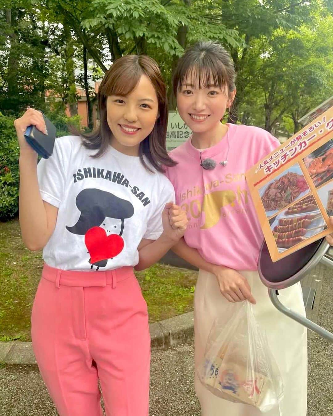 のインスタグラム：「* ⁡ 〝石川テレビまつり〟 ⁡ しいのき緑地で開催の 石川さんとパンのフェス🍞🥐 全国の人気ベーカリー25店が大集合！ イベント限定のパンもありますよ~♩ ⁡ いしかわ四高記念公園には ご当地グルメのキッチンカーや ワークショップなど盛りだくさん✨ ⁡ あすあさってはステージイベントも！ ぜひ遊びにきてください💕 ⁡ _ _ _ ⁡ 会場で会えた向ちゃんと✌︎✌︎♡ (わたし中継後の片付けでイスとフリップ持ってる笑) ⁡ ※もちもちポテトは長くて折れちゃうからこぼさないように注意⚠︎おいしかったです！ ⁡ _ _ _ #石川テレビ #石川テレビまつり #金沢」