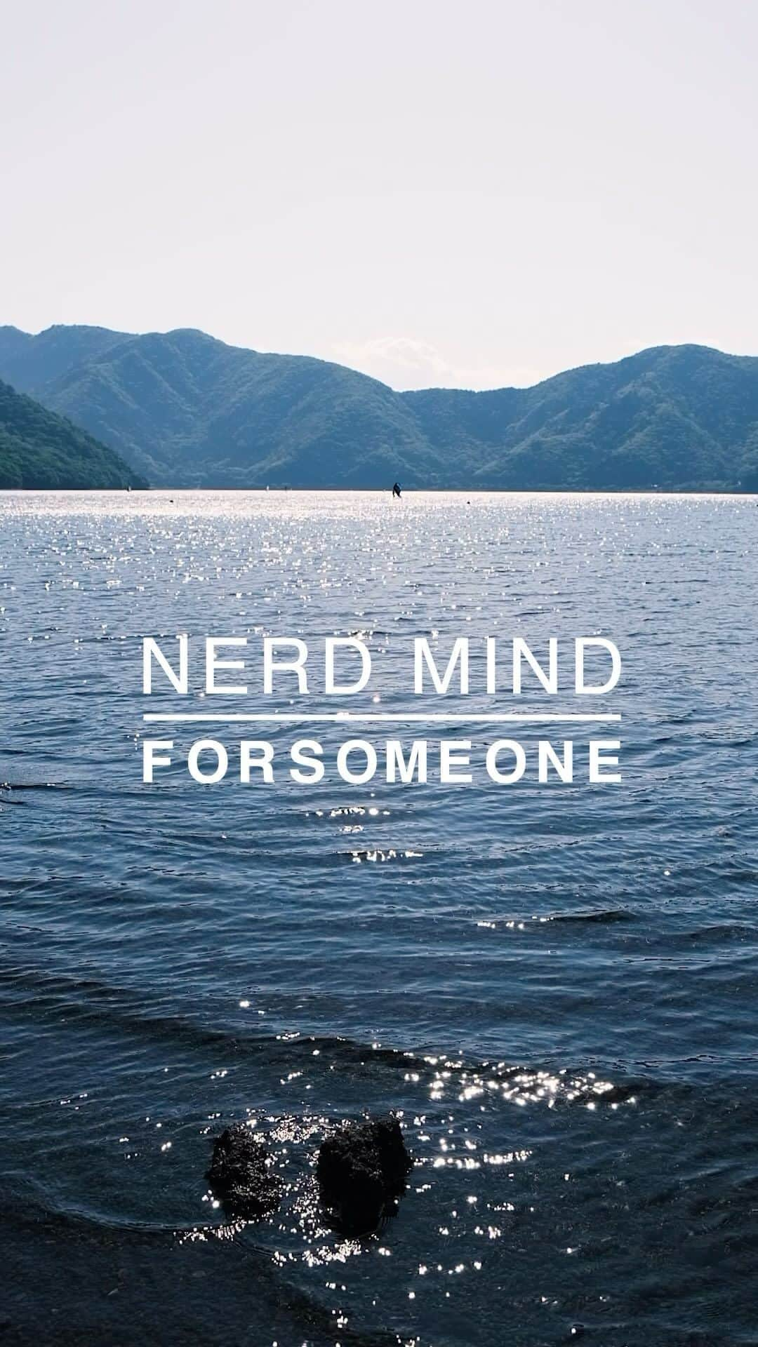 小川哲史のインスタグラム：「流石のクオリティーです✨  FORSOMEONEとシューズブランド『NERD MIND/ナードマインド』とのコラボレーションサンダルを2023月5月27日(土)12時よりFORSOMEONE FLAGSHIP STOREとONLINE STOREにて発売致します。  革本来が持つナチュラルな表情が特徴のイタリア/トスカーナ地方で生産される良質なスムースレザーを使用したシンプルながらシックなデザイン。  アッパー部分はベロクロストラップ仕様にする事でフィット感、快適な履き心地に調整が可能。  緩やかなヒール傾斜とボリューム感を備えたアウトソールには、「軽量」「グリップ力」「耐摩耗性」「クッション性」を備えたVIBRAM社のEVAソールを採用。  メンズサイズはもちろんのこと、レディースサイズまでカバーした細かいサイズ展開で、幅広いスタイルとシーンに合う、FORSOMEONEらしいサンダルとなっております。  ■販売箇所 ・FORSOMEONE FLAGSHIP STORE 東京都目黒区東山 2-3-4 1F 営業時間:12:00-19:00 TEL:03-5708-5838  ・FORSOMEONE ONLINE STORE  ■商品（税込み） F:SLIDE：￥39,600円 Size：Lady’s 34(22㎝)、36(23㎝)、38(24㎝) 、Men’s 41(25.5㎝)、43(26.5㎝)、45(27.5㎝) ※表記しているサイズは革靴サイズで推奨サイズの目安となります。  #nerdmind #forsomeone #forsomeonebyone #sandals #leather」