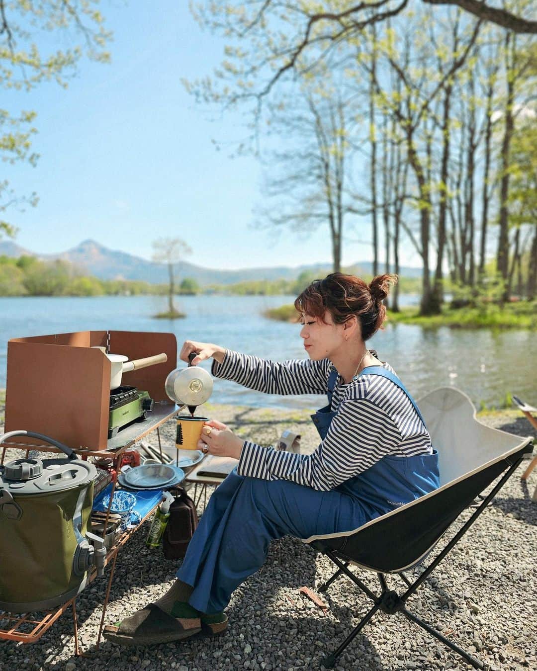 Y U R I Eのインスタグラム：「湖畔でキャンプ🏕️ ここで飲むコーヒーには、やられた🤦🏻‍♀️❤️‍🩹  しゅんぴーが気持ち良さそうにくつろいでいたので、 シャッターお願いするの悪いなと思い、Galaxy S23 UltraのSペン使ってセルフィー🤳🏼  実はこれ、端末内臓のタッチペン！シャッターもきることができるという優れもの✨  右手でケトルとSペンを一緒に握って薬指でシャッター切ってるの🤣（想像できないかもしれないけど爆）  ポートレートモードでは、撮影後に背景のボケ具合を調整できたり、Sペンで手書き文字も入れられるよ🎨（2枚目の動画）  #GalaxyS23Ultra#TeamGalaxy#ambassador#withGalaxy#Galaxyのある生活 @samsungjpn」