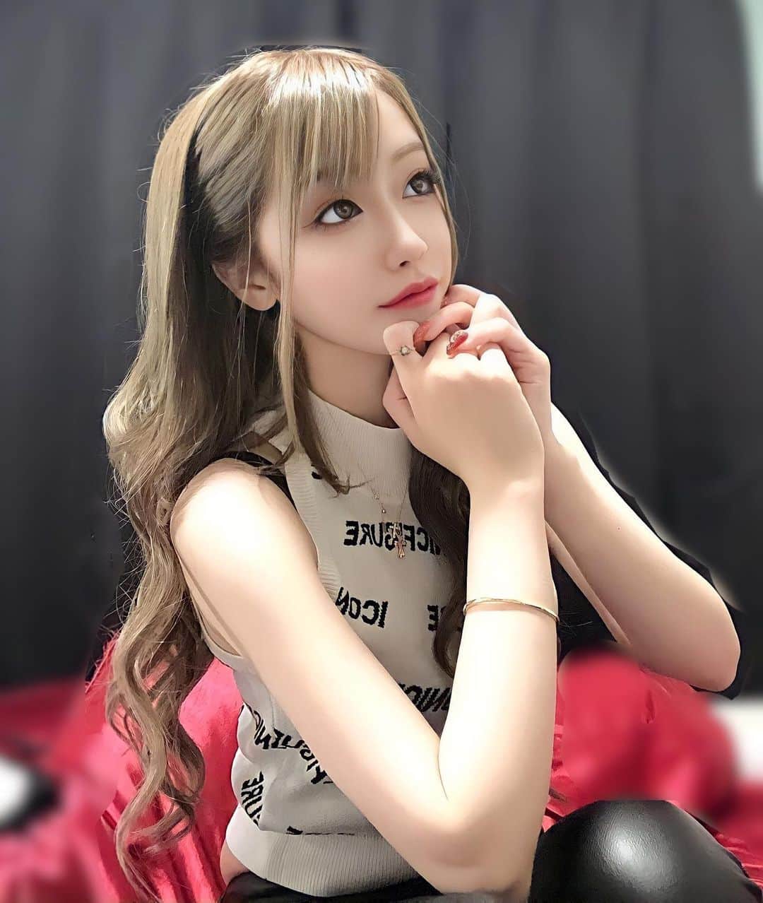 のインスタグラム：「髪の毛あかるくしたい。戻したい。 けど暗い方がウケいい、悩む🫥🫥  #歌舞伎町 #キャバ嬢 #キャバクラ #美人茶屋 #美神絵梨華 #ショートカット #金髪 #ギャル」