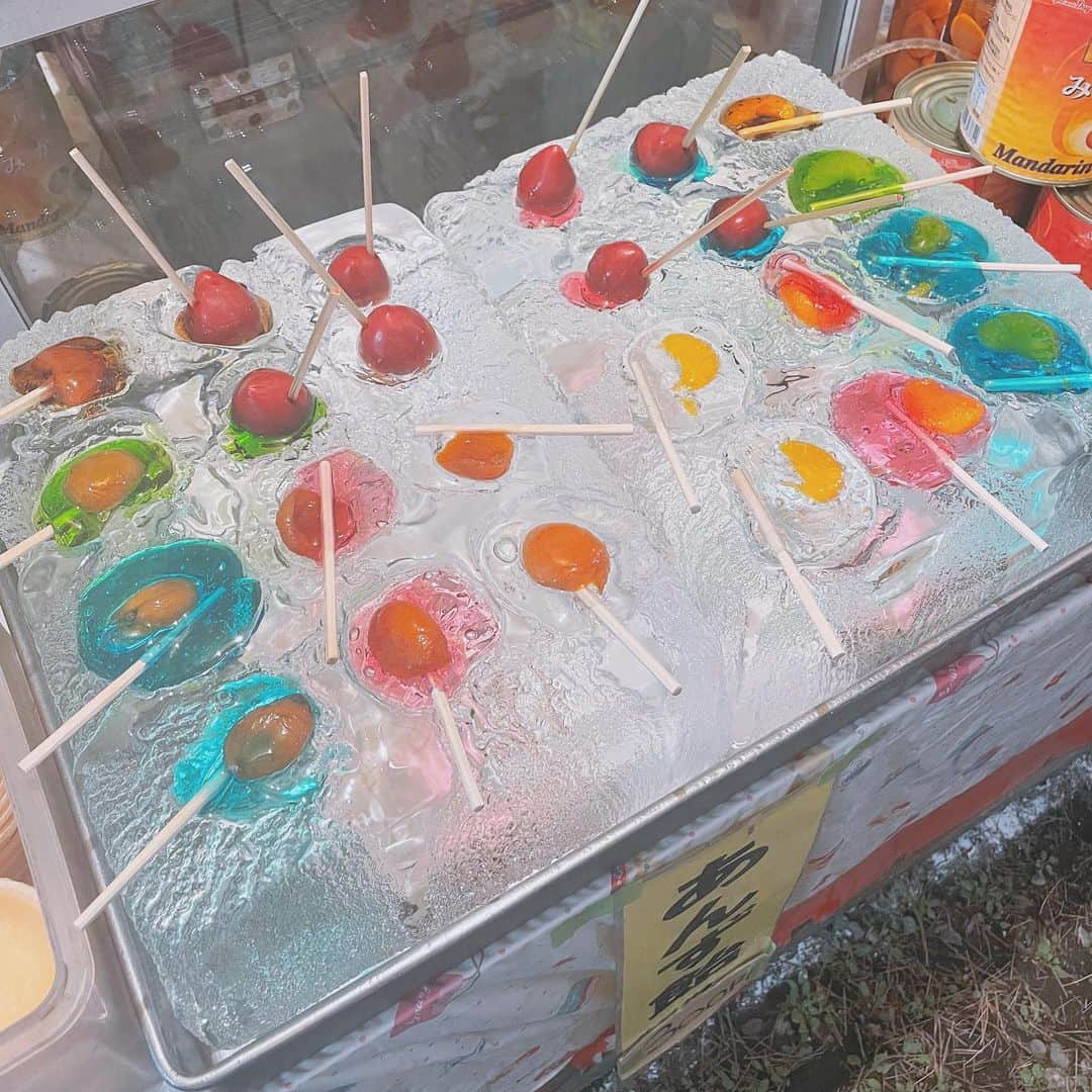 塩野響子のインスタグラム：「⠀あんず飴見ると東京住んでるなあって感じる。 未だに食べたことはない( ˘ω˘) ⠀ ⠀ #あんず飴 #屋台 #夏祭り」