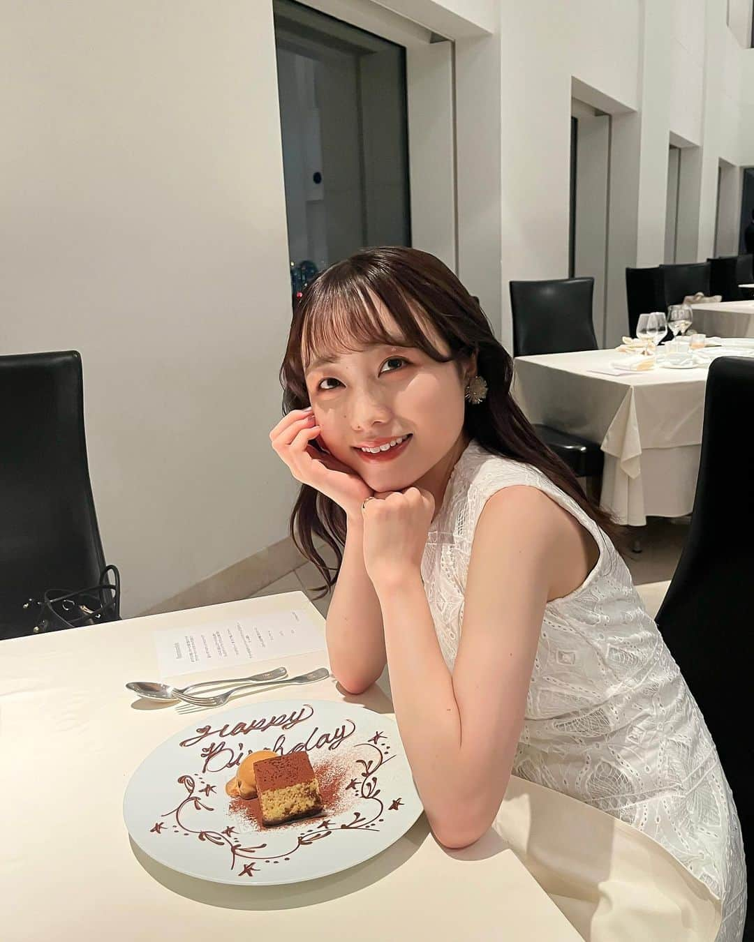 志賀可奈子さんのインスタグラム写真 - (志賀可奈子Instagram)「23歳になりました🎈  立ち止まったり、振り返る時間も大切にして、 少しずつでも着実に前進する一年にしたいです🐈  いつも温かく見守ってくださってありがとうございます！ 優しい言葉にパワーもらっています☺️✊🏻 これからもよろしくお願いします！♡  #0526」5月26日 20時33分 - kanapan_ya