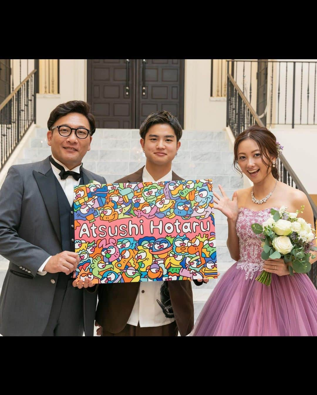 鈴木蛍のインスタグラム：「結婚式手作り系👐🏻 ｳｪﾙｶﾑﾎﾞｰﾄﾞは今後期待な弟的存在のｲｹﾒﾝが書いてくれました🖼️ 招待状&席次表&席札は @piary_inst の物を使って全て手作り💌 新郎新婦のｸﾞﾗｽﾌﾗﾜｰは親友のお手製💐 お見送りのﾌﾟﾁｷﾞﾌﾄはあげたい物を詰め合わせた手作りセット🎁 両親ﾌﾟﾚｾﾞﾝﾄも @piary_inst の子育て感謝状付きﾌﾗﾜｰｷﾞﾌﾄ🌸 手作りとは関係ないけどお色直しの退場はお返しと言う事で姉と♡ 曲はSherryのShinalize♪  こだわり満載過ぎて提出日ｷﾞﾘｷﾞﾘになって友人に沢山手伝って貰いました🤣笑  #結婚式手作りアイテム #piary #招待状 #席次表 #席札 #グラスフラワー #プチギフト #両親プレゼント #お色直し #仲良し姉妹 #Sherry #Shinalize」