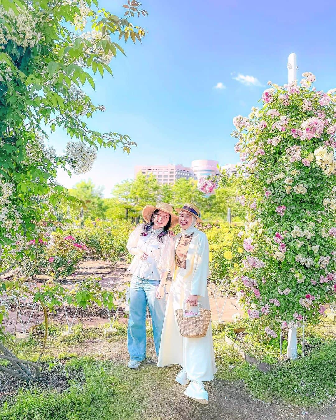 AMIさんのインスタグラム写真 - (AMIInstagram)「❁.*･ﾟ  バラ園🌹 まだ見足りないけどもう枯れてるかな？  仕事で毎日緊張感と忙しさで追われて旅で癒されたい😓  とりあえず夏以降の旅先は決まり✈️ 女子旅できるうちにいっぱいしよ〜っ  📍#鶴舞公園  #名古屋  🅿️有料コインパー 🚃鶴舞駅       *☼*―――――*☼*―――――*☼*―――――*☼*―――― #バラ園 #薔薇 #薔薇のある暮らし #お花のある暮らし #お花好き #旅したくなるフォト #フォトスポット #インスタ映えスポット #インスタジェニック #おしゃれさんとつながりたい #大人カジュアル #ホワイトコーデ #ヒジャブ #タビジョ #旅すたぐらむ #看護師 #フォロー大歓迎 #いいね大歓迎 #genic_mag #genic_japan #roseflower #flowerlovers #nagoyajapan #japanlife #l4likes」5月26日 20時26分 - amineko18