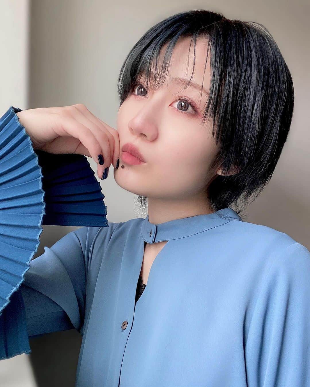 久代梨奈さんのインスタグラム写真 - (久代梨奈Instagram)「過去の投稿を見ると昨年の冬くらいから青系の服ばかり着ていることに気付きました🎽 その前はピンクに紫🎆 最近の個人的ラッキーカラーは青です そんなラッキーなことないけど😜」5月26日 20時26分 - rina.kushiro_official