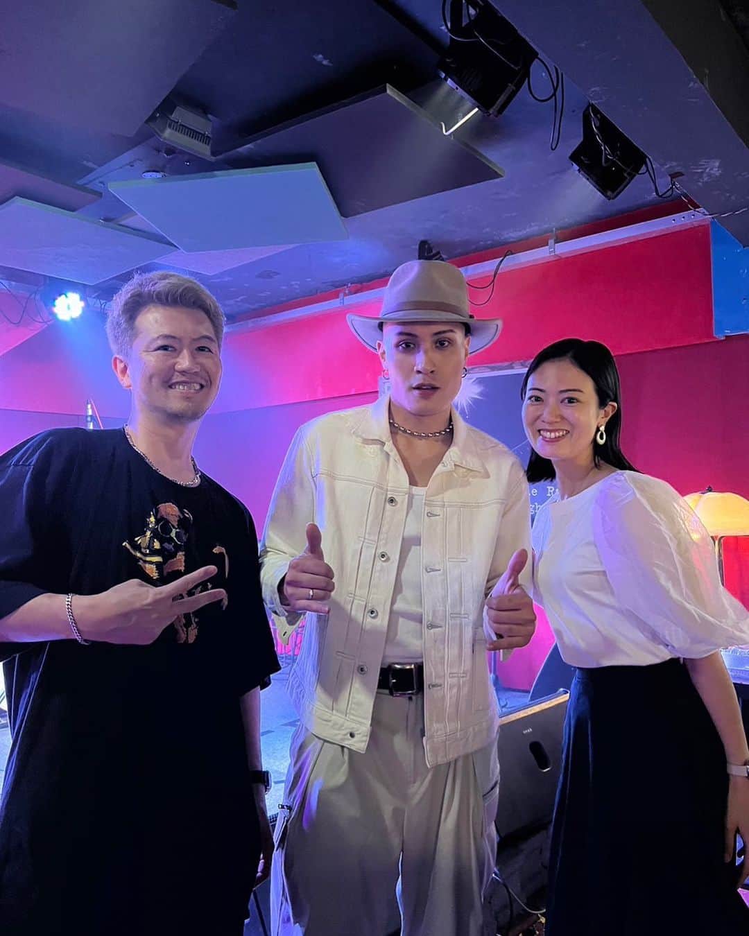 煌月爽矢のインスタグラム：「. . 我昨晚跟Zepp New Taipei的老闆一起看到黃宣的Live！ 內容太太精彩了👏👏👏 ⁡ 唱歌唱得超好聽，說話也很幽默，可以讓聽眾們不斷地大笑，會彈吉他會彈鋼琴…哇賽 什麼都會捏！ 看得出來他們成員的關係很好，默契十足，也是讓大家吸引的原因之一✨✨✨ ⁡ 我第一去了台灣的這種Live house。蠻有趣的！ 從舞台上送給觀眾幸福是…很珍貴的工作♡ ⁡ ⁡ ⁡ 台湾のZeppの本多さんと一緒にYELLOWという台湾のバンドのライブを観に行かせて頂きました！ 歌えて、ピアノもギターも弾けて、トーク力もある✨✨芸術を感じた空間でしたー👏  #黃宣  #yellow」