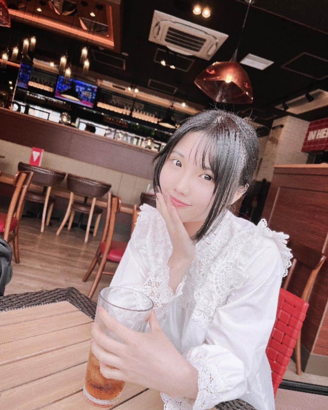 北川愛乃のインスタグラム：「今日は久しぶりに家族とランチしたよ🍔😋🫰🏻  オシャレなお店で テラスになってて気持ち良かったぁ🌿🫧  #ランチ #テラス #ハンバーガー #美味しい  #lunch #cafe」