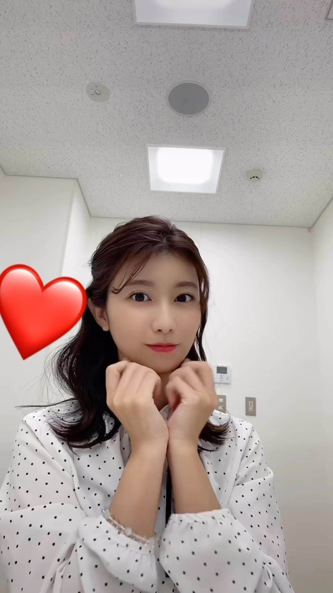 木村那津美のインスタグラム：「🎀ʚ🎀ɞ  今更ながら、 踊ってみました😊🎀💓  あざとくてゴメン😊 あざとさに全振りしてみました🥰   #兼頭のぞみさんにソロ撮ってって言われたよ  #可愛くてごめん  #全力であざとさ作ってみた (ᐢ ._. ᐢ)」
