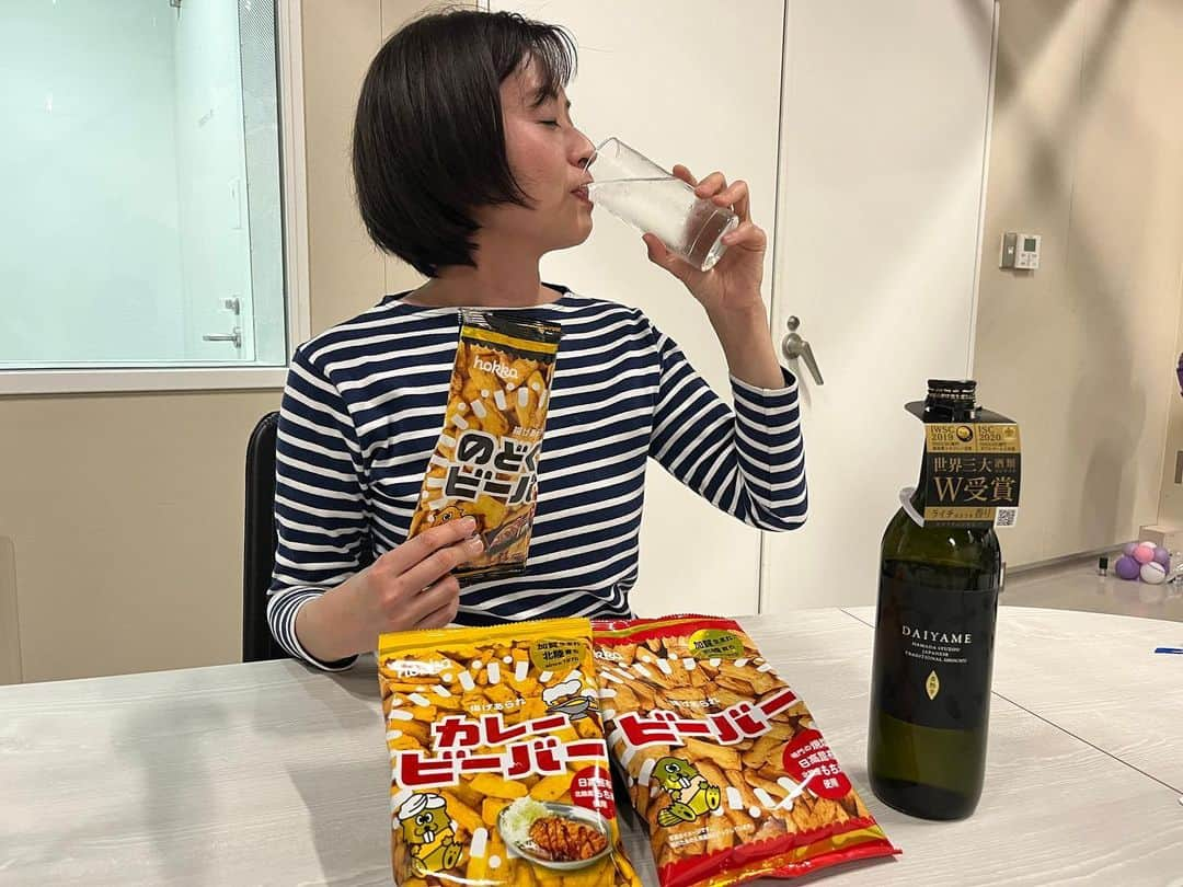 南早苗さんのインスタグラム写真 - (南早苗Instagram)「エフエム石川　Flyin'Pop内で 期間限定コーナー 「今日のやめどき、だいやめどき。北陸グルメで だいやめどき。」を放送中です。  ただいま、 鹿児島の老舗酒造「濵田酒造」の本格芋焼酎 「DAIYAME（だいやめ）」に合う「意外なおつまみ」を募集しています。  市販のものでもOK! 今日はビーバーをご紹介しました。 間違いないナイスな組み合わせ！ でもせっかくだからさらに欲張って。。 石川県ならではの食材を使った簡単にできちゃう おつまみレシピを教えてほしいなぁ😆 アイディアを送ってくださった方の中から抽選で 毎週5名様に、DAIYAME720mlが当たります✨ 詳しくはエフエム石川のホームページをご覧ください😊  ライチのように香る芋焼酎。 とても飲みやすくって美味しいです！ いつもほろ酔いでコーナーをお届けしています。 だから、最終的には家飲みみたいな表情で 写真におさまるという。。(笑)  ご応募お待ちしていますね！！  #だいやめ北陸　#DAIYAME #濱田酒造　#芋焼酎　#焼酎　#ラジオ　#エフエム石川　#flyinpop #だいやめどき　#酔っぱらい　#むくみ顔」5月26日 20時27分 - minamisanae