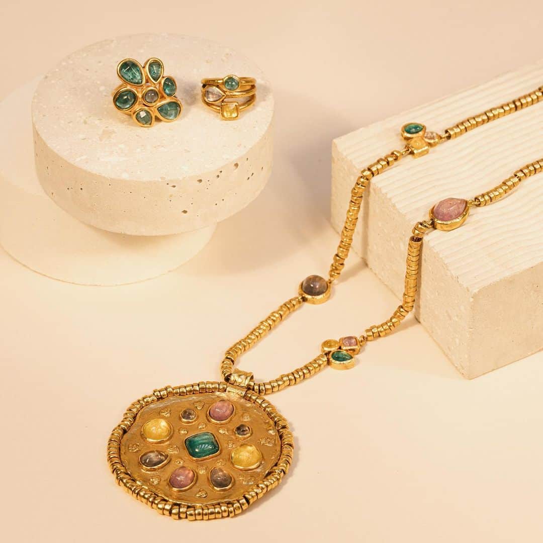 グーセンス パリのインスタグラム：「Sun is up with our medallion necklace adorned with colorful rock crystal   #goossensparis」