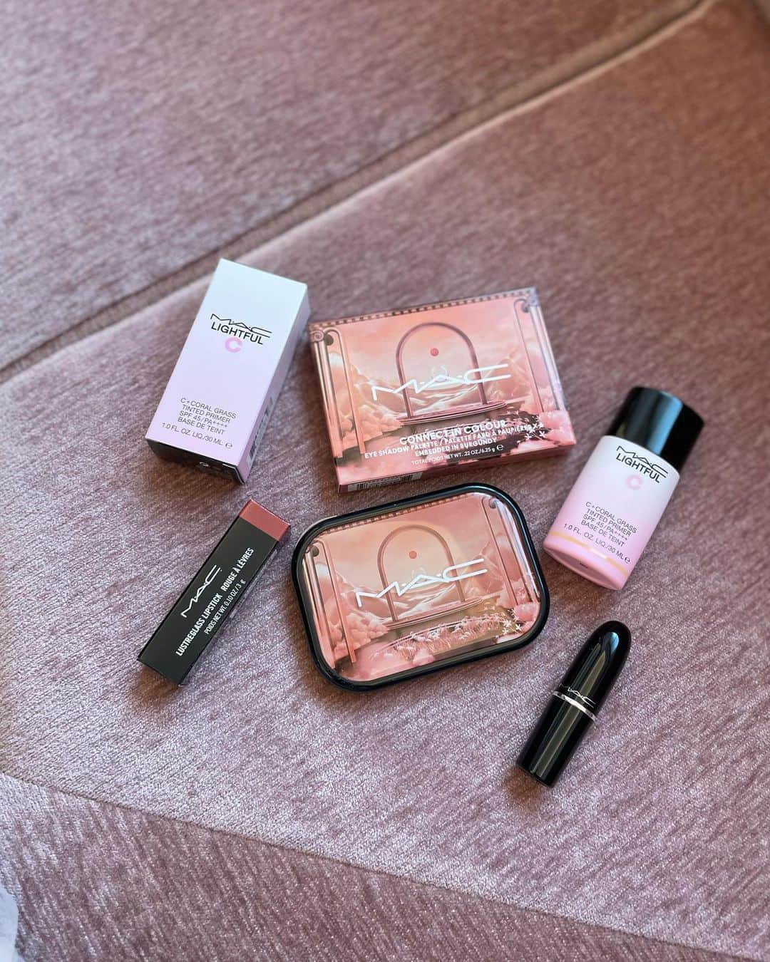 Miku Hirata 平田未来さんのインスタグラム写真 - (Miku Hirata 平田未来Instagram)「#BPBイベント でお目にかかれた #mac(@maccosmeticsjapan )の新作🩷  パレットひとつで、トレンドからベーシックまで どんなメイクも楽しめる💛  ということで、 #コネクトインカラーアイシャドウパレット の x6 #エンべディッドインバーガンディー を使ってみました💛  イベントでも気になっていて オーソドックスな形とお色味に 興味津々！  ウォームトーン、 クールトーン、 しっかりメイク、 ナチュラルメイクなど 気分や、お出かけ先に合わせて お色味をチョイスできます！  可愛いパッケージだしテンションがあがります！  また、 #トーンアップ下地 で優秀なのが  #ライトフルcティンティッドプライマー SPF45ですね！  肌にピンクのヴェールを かけたような フィルター効果で、 肌を明るくトーンアップ✨  テクスチャーは もちっとした感があり しっかりしています  必ず振ってからお使いくださいとのこと！ ブースでも スタッフさんがデモンストレーションをしてくださり 手のひらがつややかに！  またこのマスクをとった時に目立つのが、 口元😷  #ラスターガラスリップスティック は とろけるようになてらかなツヤリップ💋  マットではなく ツヤ感のあるリップで 肌馴染みもよく  ブランドロゴもとても可愛い！  時代もコスメも改めて新時代に入る気がするので MACのコスメで契機づけたい✨  #beautypress #新商品コスメ  #maccosmeticsjapan #マックコスメティック  #次世代アイパレット #macコネクトインカラー #macアイシャドウ  #macアイシャドウパレット  #macライトフルc #ガラスリップ」5月26日 20時28分 - miku.hirata