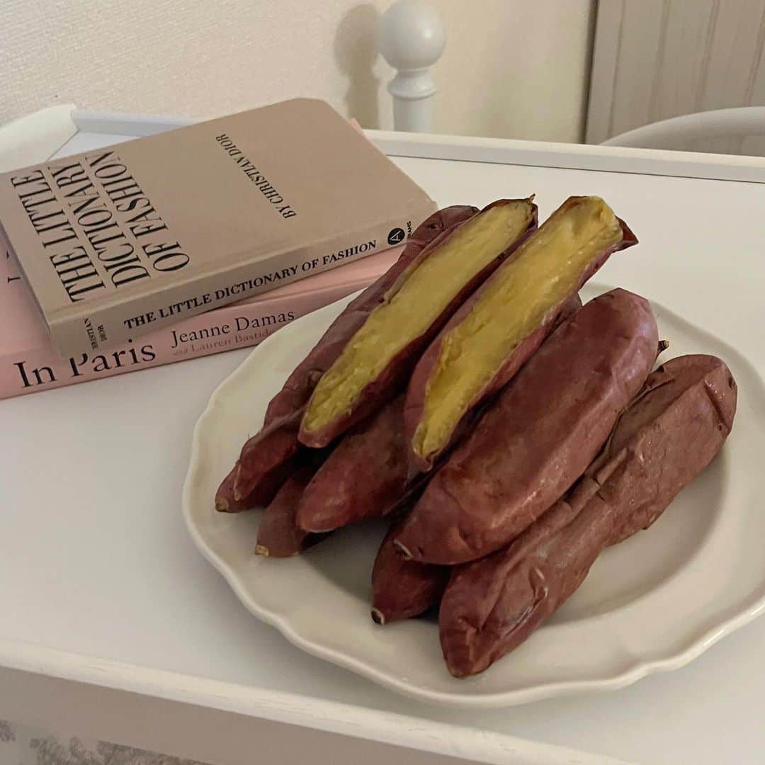 ayaさんのインスタグラム写真 - (ayaInstagram)「🕯️🍠🍨🌙  紅小芋をいただいたので、 大好きな🍠×🍨で食べた🥄  しっとりとした食感と、 とろける甘さでおやつ感覚で 食べられるし、サイズ感も良い⛅️  食べきれない場合は冷凍保管できるから 冷凍すれば長期的に楽しめるよ🫶🏻 まだまだあるからバズってた お芋レシピでも食べたい🤤  ┈┈┈┈┈┈┈┈┈┈┈┈┈┈┈  𝙘𝙖𝙢𝙥𝙖𝙞𝙜𝙣🏳 𓈒𓏸   6月14日までお得にご購入できる キャンペーンをオンラインショップ限定で 開催しているみたい📝  1箱1.2kg入って¥1,450で、 複数箱購入するごとに どんどんお得になるよ📦🍠 最大で30%OFFだから、 かなりお得🪽  詳しくは @kuradashi.kaitsuka.official 🤍  ※1回の注文で8箱まで ※店頭および催事店はキャンペーンの対象外  #かいつか #茨城グルメ #茨城カフェ #東京グルメ #東京ランチ #お取り寄せ #お取り寄せグルメ #お取り寄せスイーツ #紅小芋 #芋 #芋好き #芋スイーツ #芋スタグラム #おいも #おいもスイーツ #お芋 #お芋スイーツ #pr」5月26日 20時28分 - xxayapink