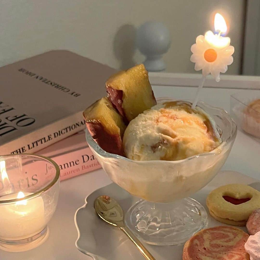 ayaさんのインスタグラム写真 - (ayaInstagram)「🕯️🍠🍨🌙  紅小芋をいただいたので、 大好きな🍠×🍨で食べた🥄  しっとりとした食感と、 とろける甘さでおやつ感覚で 食べられるし、サイズ感も良い⛅️  食べきれない場合は冷凍保管できるから 冷凍すれば長期的に楽しめるよ🫶🏻 まだまだあるからバズってた お芋レシピでも食べたい🤤  ┈┈┈┈┈┈┈┈┈┈┈┈┈┈┈  𝙘𝙖𝙢𝙥𝙖𝙞𝙜𝙣🏳 𓈒𓏸   6月14日までお得にご購入できる キャンペーンをオンラインショップ限定で 開催しているみたい📝  1箱1.2kg入って¥1,450で、 複数箱購入するごとに どんどんお得になるよ📦🍠 最大で30%OFFだから、 かなりお得🪽  詳しくは @kuradashi.kaitsuka.official 🤍  ※1回の注文で8箱まで ※店頭および催事店はキャンペーンの対象外  #かいつか #茨城グルメ #茨城カフェ #東京グルメ #東京ランチ #お取り寄せ #お取り寄せグルメ #お取り寄せスイーツ #紅小芋 #芋 #芋好き #芋スイーツ #芋スタグラム #おいも #おいもスイーツ #お芋 #お芋スイーツ #pr」5月26日 20時28分 - xxayapink