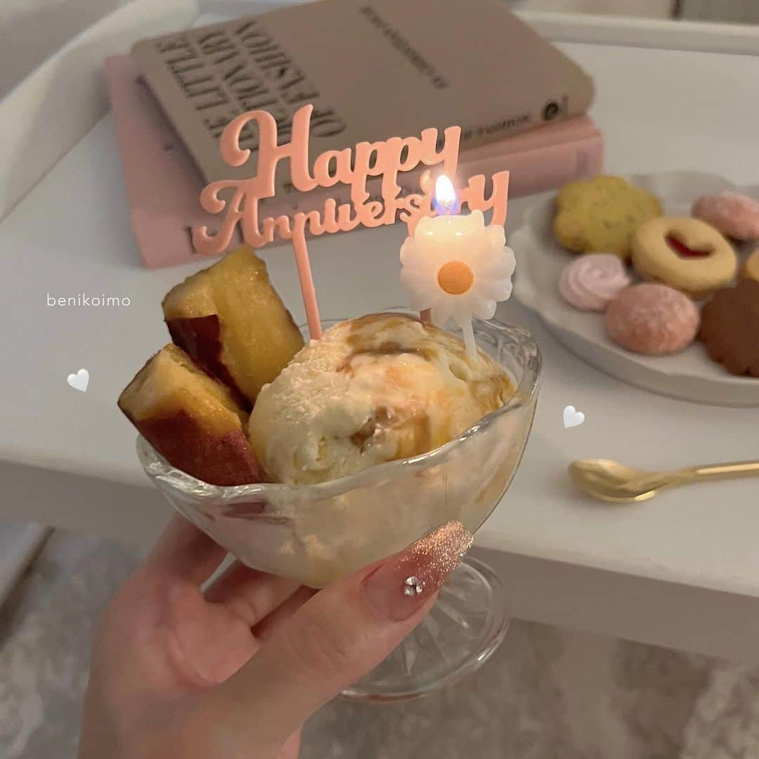 ayaのインスタグラム：「🕯️🍠🍨🌙  紅小芋をいただいたので、 大好きな🍠×🍨で食べた🥄  しっとりとした食感と、 とろける甘さでおやつ感覚で 食べられるし、サイズ感も良い⛅️  食べきれない場合は冷凍保管できるから 冷凍すれば長期的に楽しめるよ🫶🏻 まだまだあるからバズってた お芋レシピでも食べたい🤤  ┈┈┈┈┈┈┈┈┈┈┈┈┈┈┈  𝙘𝙖𝙢𝙥𝙖𝙞𝙜𝙣🏳 𓈒𓏸   6月14日までお得にご購入できる キャンペーンをオンラインショップ限定で 開催しているみたい📝  1箱1.2kg入って¥1,450で、 複数箱購入するごとに どんどんお得になるよ📦🍠 最大で30%OFFだから、 かなりお得🪽  詳しくは @kuradashi.kaitsuka.official 🤍  ※1回の注文で8箱まで ※店頭および催事店はキャンペーンの対象外  #かいつか #茨城グルメ #茨城カフェ #東京グルメ #東京ランチ #お取り寄せ #お取り寄せグルメ #お取り寄せスイーツ #紅小芋 #芋 #芋好き #芋スイーツ #芋スタグラム #おいも #おいもスイーツ #お芋 #お芋スイーツ #pr」