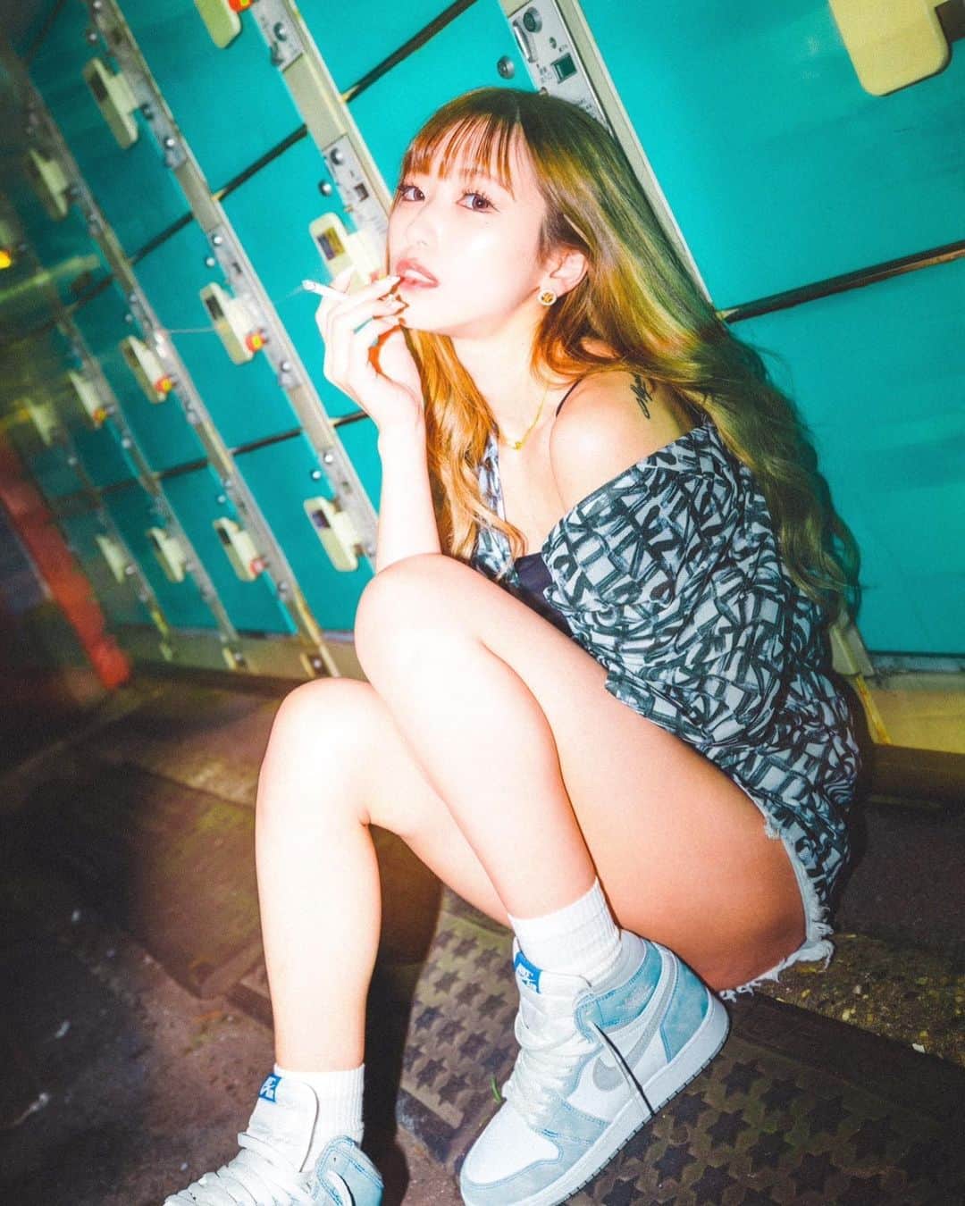 ゆらのインスタグラム：「🤍🚬  photo by @zoigraph   #ストリート撮影 #ポートレートモデル #撮影 #スニーカー女子 #hyperroyal #portrait #me」
