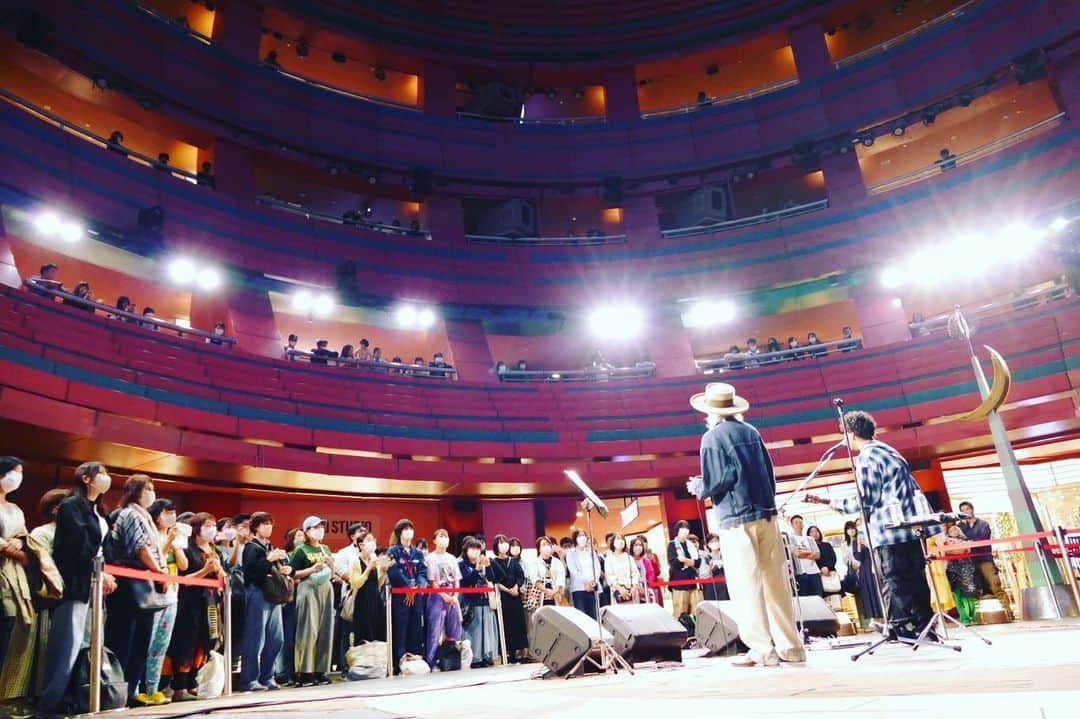 山田義孝のインスタグラム：「🔥🔥🔥 キャナルシティでミニライブ💥 短い時間だったけどギューッと濃い想いを込めて唄いました‼️ CDも一人一人手渡せた⚡️ 幸せな時間をありがとう✨✨ また必ず来るよ☄️☄️☄️ それまで元気で✨✨✨ 『備忘録音』末長く愛されるアルバムでありますように🌞 #吉田山田 #備忘録音 #キャナルシティ」