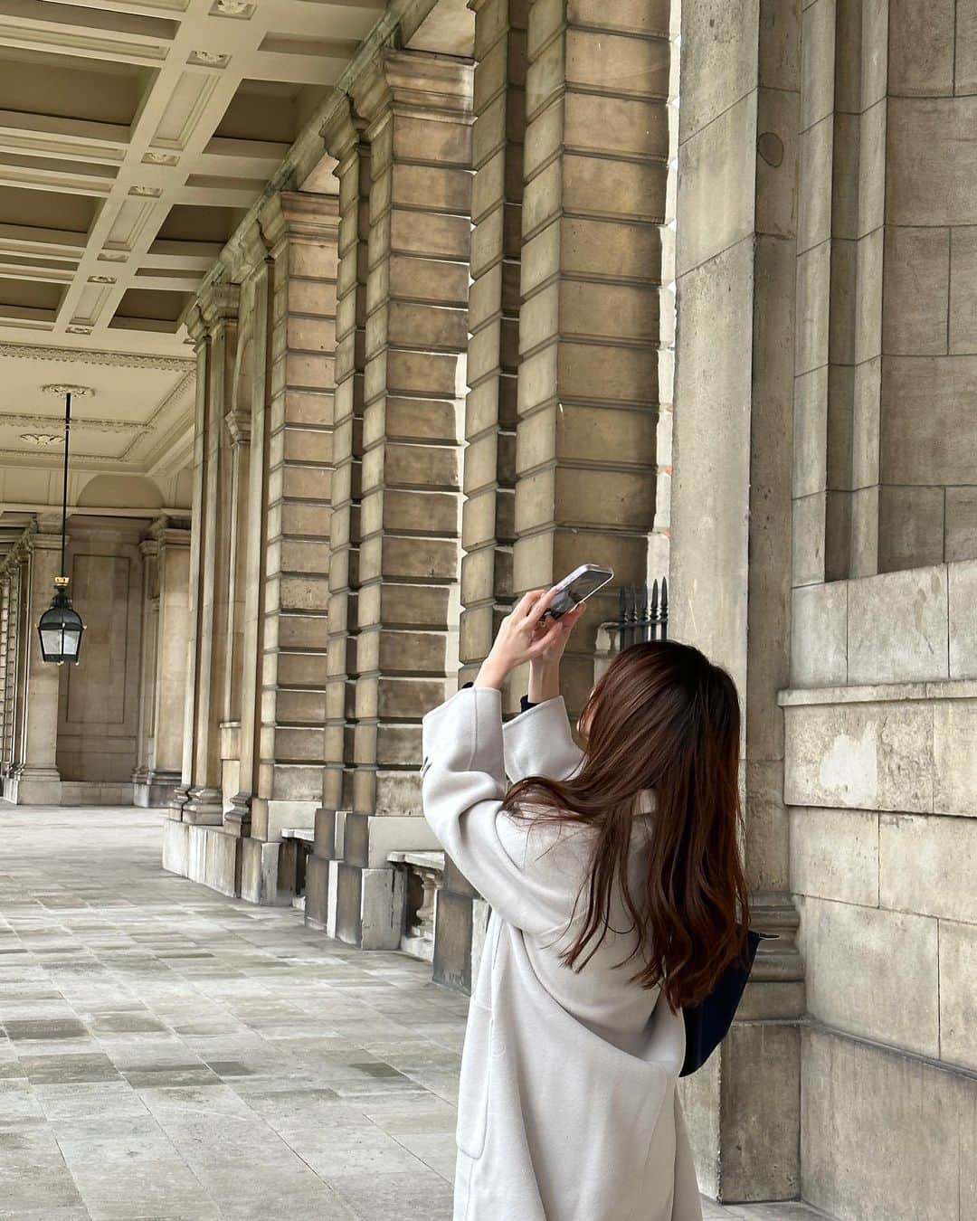 羅晴のインスタグラム：「☁️格林威治，Greenwich  以本初子午線的標準點為名的區域  喜歡有空的時候沿著泰晤士河畔走走停停，逛逛日不落帝國的海軍培育地、亨利八世與伊莉莎白一世出生的都鐸王宮、熱鬧嘈雜的市集以及能將現代金融城與歷史建築同時映入眼簾的遼闊綠地。  BTW, 這裡的Golden Chippy是我在英國吃過最好吃的炸魚薯條了。」