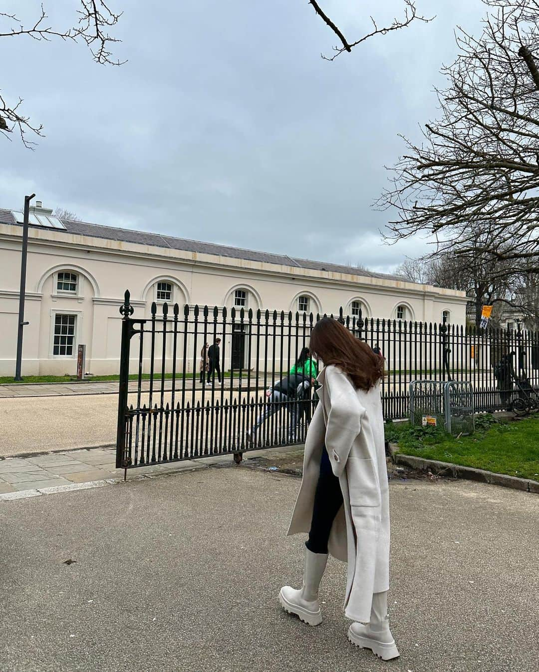 羅晴さんのインスタグラム写真 - (羅晴Instagram)「☁️格林威治，Greenwich  以本初子午線的標準點為名的區域  喜歡有空的時候沿著泰晤士河畔走走停停，逛逛日不落帝國的海軍培育地、亨利八世與伊莉莎白一世出生的都鐸王宮、熱鬧嘈雜的市集以及能將現代金融城與歷史建築同時映入眼簾的遼闊綠地。  BTW, 這裡的Golden Chippy是我在英國吃過最好吃的炸魚薯條了。」5月26日 20時34分 - ilbettylo