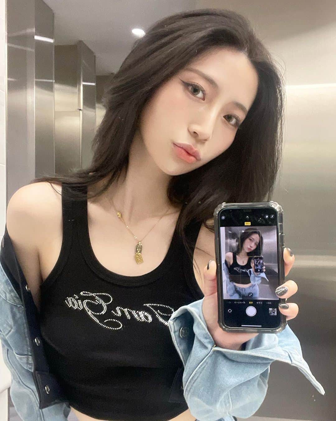 原涼香のインスタグラム：「@muglerofficial 🩵🖤🩵 スパイラルデニム足超キレイに見せてくれてお気に入りฅ^•ω•^ฅ」