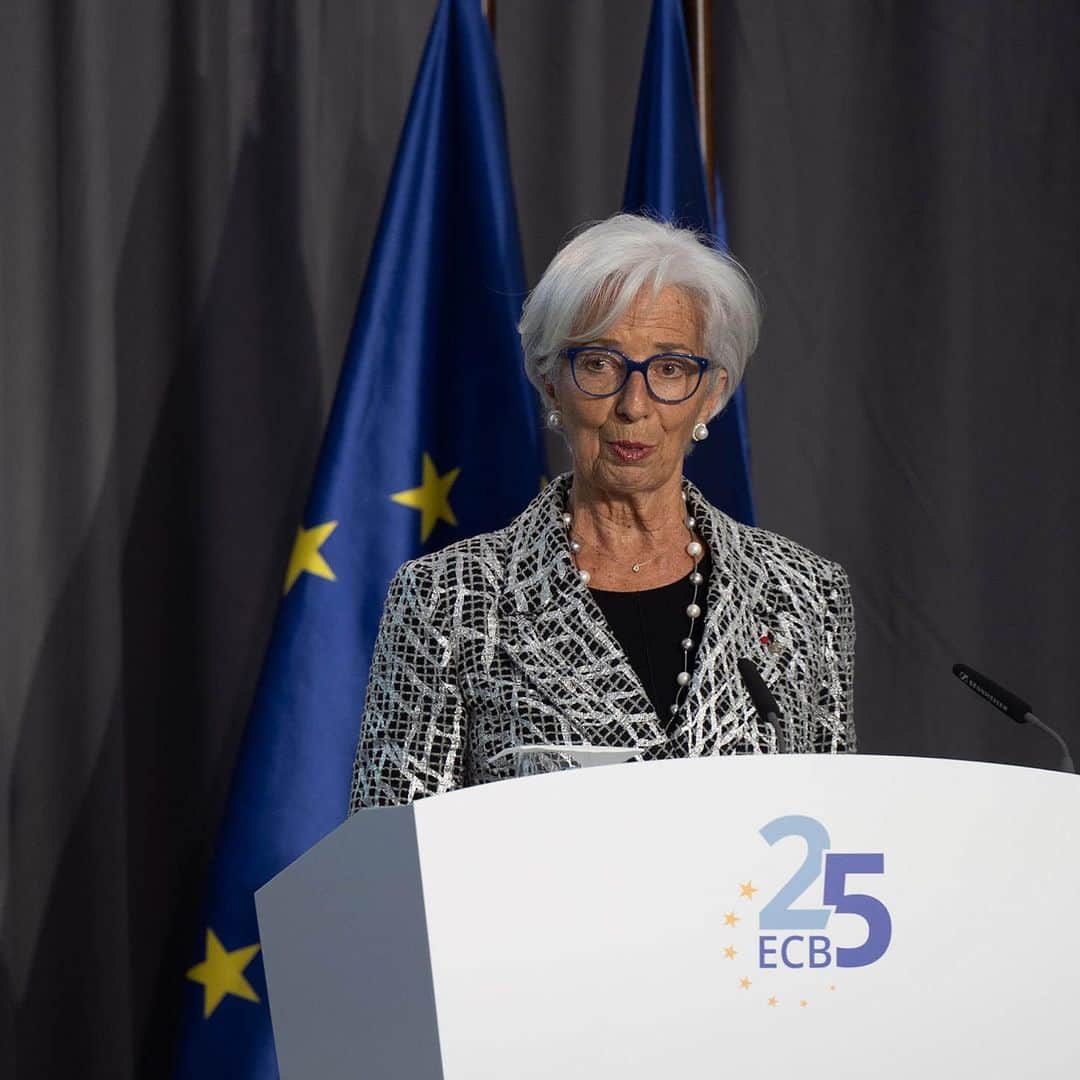 クリスティーヌ・ラガルドのインスタグラム：「The euro offers stability, sovereignty and solidarity for the people of Europe.    Listen to my speech marking the celebrations for our 25th anniversary on #TheECBPodcast via the link in my bio.」