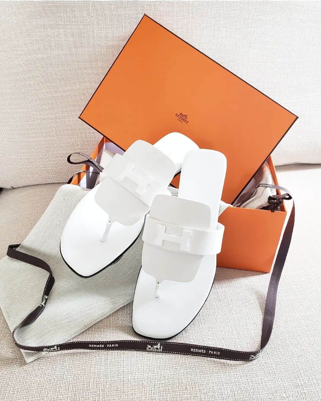 kyonkyon5577のインスタグラム：「. . 今年はこちらがメンバー入り👡💖 ソーホワイト💕 . . #HERMES#エルメス#エルメスサンダル#hermès#サンダル#ギャラリー」