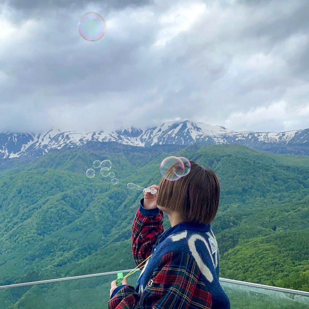 阿部真央のインスタグラム：「明日は長野でヤッホーフェス ✨ ひと足先に白馬岩岳マウンテンリゾートでリハさせて頂きました。 最高の景色。本当にこのイベントに呼んでいただいて嬉しいです☺️ 明日お会いできる皆様お気をつけてお越しください！  #ヤッホーフェス」