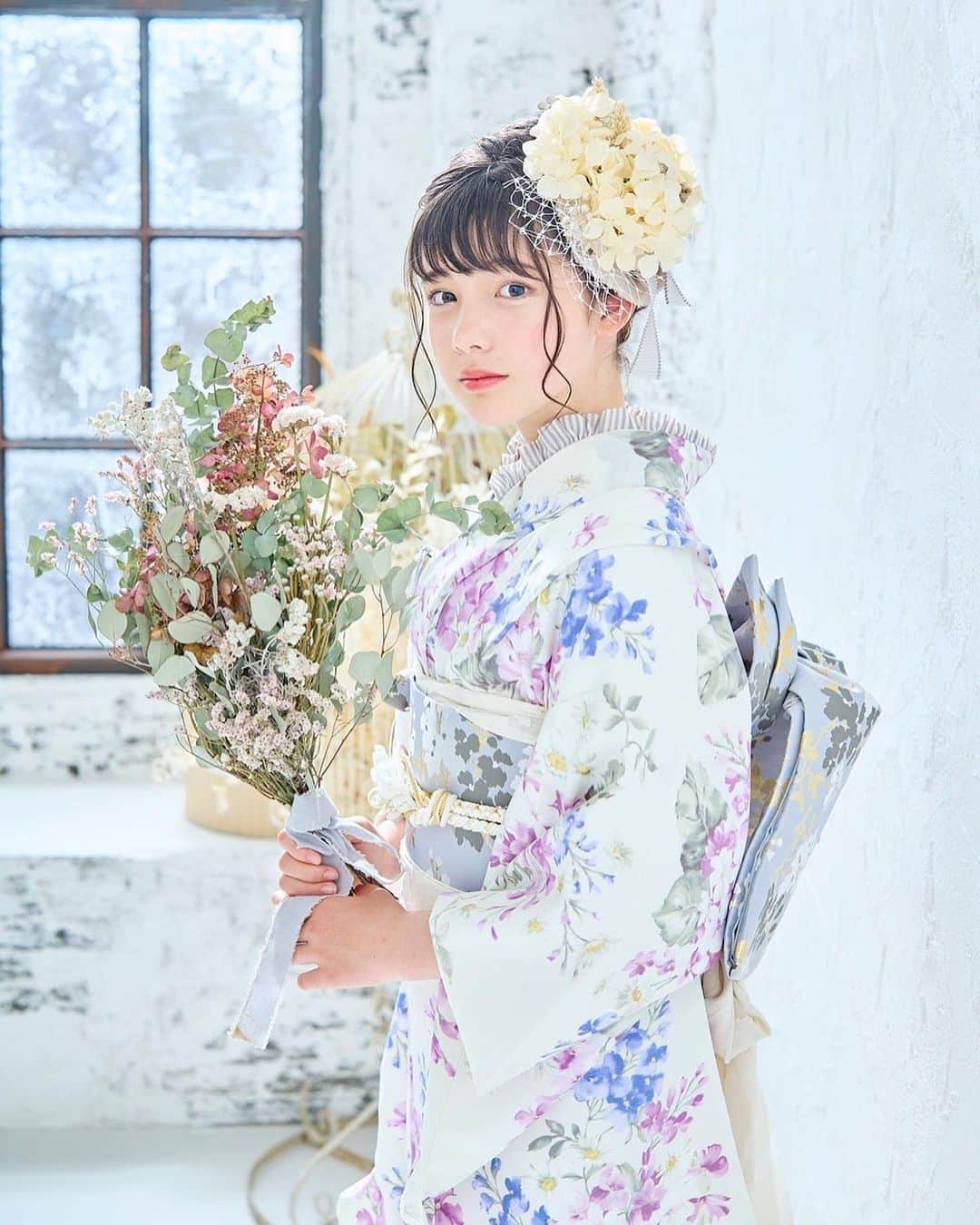 松尾そのまさんのインスタグラム写真 - (松尾そのまInstagram)「13歳になりました♡  いぇーい！  いつもいいね、コメント ありがとうございます♪ 新しくフォローして下さった方も ありがとうございます♪  これからも出会いを大切に そのまといたら楽しいわぁ そのまも頑張ってるから 私もがんばってみよーとか 思ってもらえるように 自分なりに楽しみながら 色々と経験したり挑戦したり 自分磨きもしていきたいと　 思います♡  家族はもちろん 友達や学校・習い事の先生、 マネージャーさんや事務所の方々、 スタッフさんや沢山の方々に 支えられていることに感謝です。 改めてありがとうございます♡  13歳も よろしくお願いします♡  松尾そのま  #誕生日 #ありがとう  #松尾そのま #13 #中1  #中学生 #avex  #avexmanagement #エイベックス  #子役 #キッズモデル #インスタキッズ #kidsmodel  #ジュニアモデル #てれび戦士 #天才てれびくん #天てれ #30周年 #nhk #eテレ #見逃し配信 #nhkプラス #535  #自分らしく #楽しく #笑顔  #がんばります　#感謝 #和装 #着物   Photo : @weekendstudio2017」5月26日 20時36分 - sonopy526