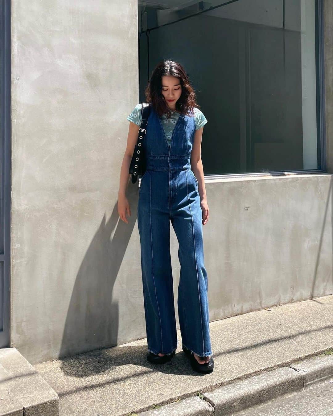 MOUSSY SNAPさんのインスタグラム写真 - (MOUSSY SNAPInstagram)「#MOUSSYSNAP @natsumi_watanabe_ 159cm  ・BUSTIER DENIM ALL IN ONE(010GSK11-0390) ・FLORAL PRINTED CUT OUT TEE(010GSS80-0930) ・90'S SHOULDER BAG(010GST51-0480) ・PLATFORM THONG SANDAL(010GSS52-0860)  全国のMOUSSY店舗／SHEL'TTER WEBSTORE／ZOZOTOWNにて発売中。  #MOUSSY #MOUSSYJEANS」5月26日 20時36分 - moussysnap