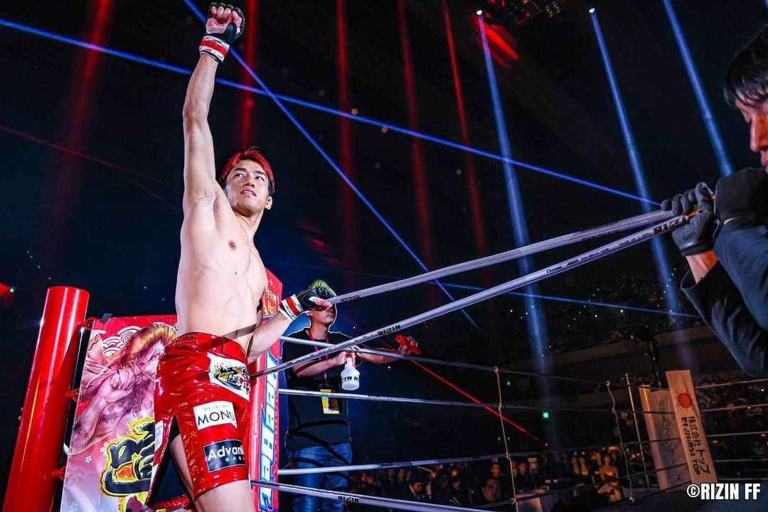 RIZIN FF OFFICIALさんのインスタグラム写真 - (RIZIN FF OFFICIALInstagram)「#RIZIN42 《Match.13》  "Perfect knee for the perfect return"  ---------- Kai Asakura defeats Yuki Motoya by KO(Stand Knee) 2:25 of Round 3.  #rizin #rizinff #mma #mmafighter #総合格闘技 #朝倉海 #KaiAsakura #元谷友貴 #YukiMotoya」5月26日 20時37分 - rizin_pr