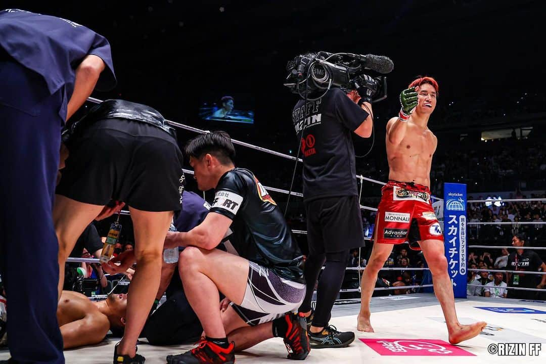 RIZIN FF OFFICIALさんのインスタグラム写真 - (RIZIN FF OFFICIALInstagram)「#RIZIN42 《Match.13》  "Perfect knee for the perfect return"  ---------- Kai Asakura defeats Yuki Motoya by KO(Stand Knee) 2:25 of Round 3.  #rizin #rizinff #mma #mmafighter #総合格闘技 #朝倉海 #KaiAsakura #元谷友貴 #YukiMotoya」5月26日 20時37分 - rizin_pr