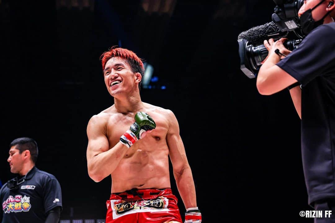 RIZIN FF OFFICIALさんのインスタグラム写真 - (RIZIN FF OFFICIALInstagram)「#RIZIN42 《Match.13》  "Perfect knee for the perfect return"  ---------- Kai Asakura defeats Yuki Motoya by KO(Stand Knee) 2:25 of Round 3.  #rizin #rizinff #mma #mmafighter #総合格闘技 #朝倉海 #KaiAsakura #元谷友貴 #YukiMotoya」5月26日 20時37分 - rizin_pr