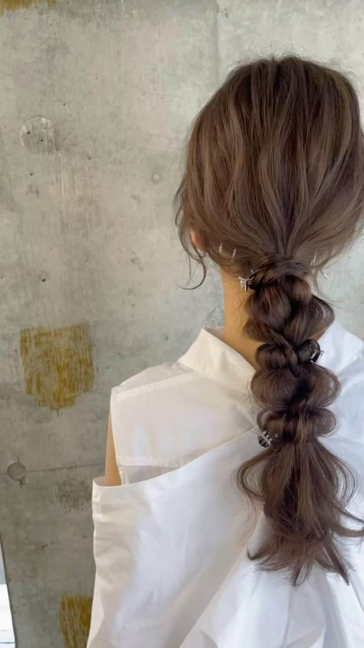 吉田達弥のインスタグラム：「ポニーテールアレンジ✨  三つ編みで簡単にできます👏  #ヘアアレンジ　#カット　#ヘアカラーベージュ  #ミントカラー  #レイヤーカットロング  #おくれ毛　#編み下ろし  #ヘアアクセサリー」
