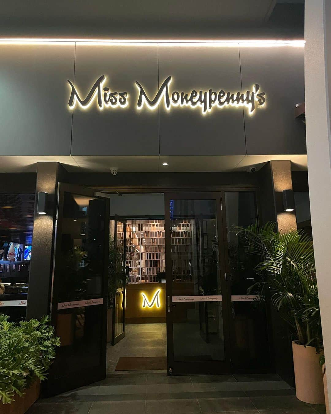 あゆみさんのインスタグラム写真 - (あゆみInstagram)「Miss moneypenny's💐 . Broadbeach, Gold Coast #goldcoastrestaurant #goldcoast  #queensland #australia」5月26日 20時50分 - ayumiiii26