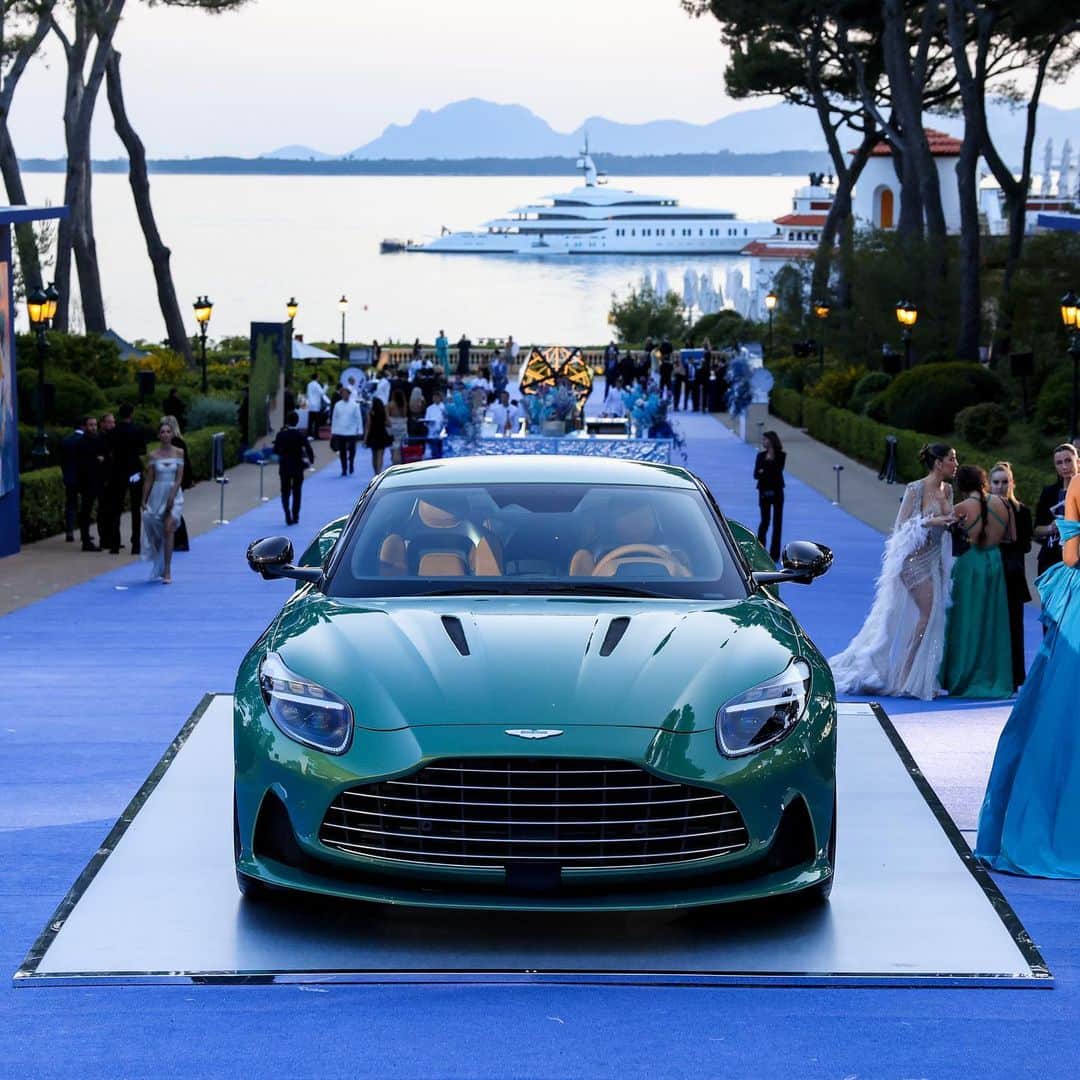 アストンマーチンのインスタグラム：「An icon sold.  $1.6m raised for charity through the sale of one of the very first DB12s at last night's start-studded @amfar gala in Cannes.  #AstonMartin #DB12 #ICONDRIVEN」