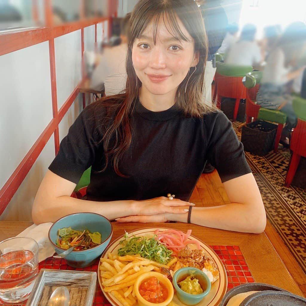 高橋まりなのインスタグラム：「. 大好きなあの子と美味しいもの食べてきた😋 タコスおかわり🌮 . 太田さんともお茶できて🍵 偶然真以子さんにも会えて🫶🏻 とてもいい日になりました♡ . . . #タコス#ランチ#lunch#タコスランチ#代官山#代官山ランチ#代官山グルメ」