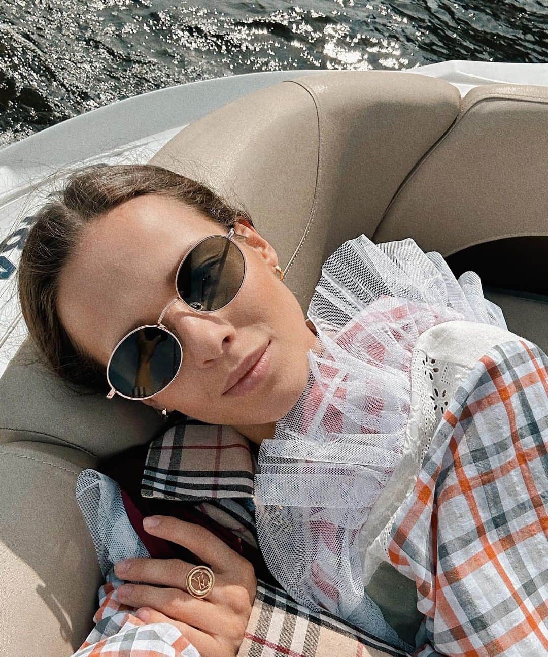 エカテリーナ・セレズネワのインスタグラム：「Время с каждым годом летит все быстрее. Весна выдалась такая насыщенная работой, поездками и событиями, что глазом моргнул, а через неделю уже лето.  Жизнь быстротечна, если время от времени не останавливаться, не оглядываться вокруг и не делать то, что хочется, всё может пролететь мимо. Всем, и себе, желаю научится хоть иногда замедляться💛」