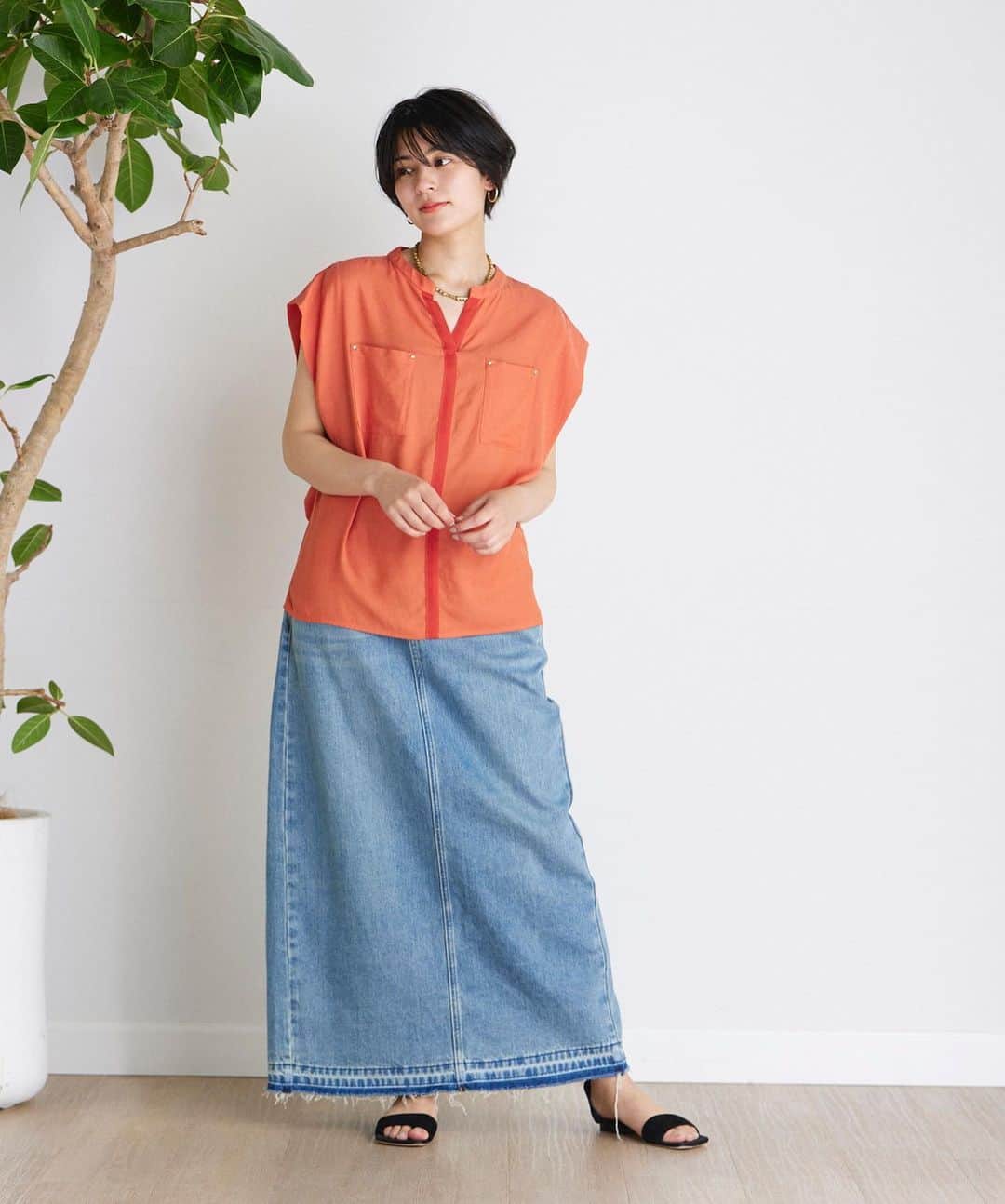 clearimpression_officialのインスタグラム：「• INED CLARO   NEW IN　～May～  初夏に映える装い  フロントポケットブラウス ￥9,020 (税込)  デニムタイトスカート ￥15,400 (税込)  #inedclaro #イネドクラロ #大人カジュアル　 #きれいめカジュアル #休日コーデ #オフィスカジュアル #大人女子 #ブラウスコーデ #サマーニット #flandreonlinestore」