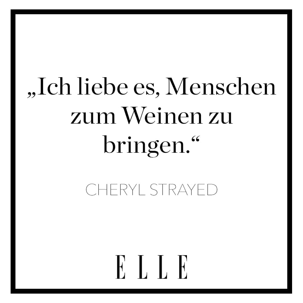 ELLE Germanyさんのインスタグラム写真 - (ELLE GermanyInstagram)「„Aber ich liebe es auch, wenn alle lachen müssen“, schiebt die Bestseller-Autorin, auf deren Werk die Disney+ Serie „Tiny Beautiful Things“ basiert, hinterher. Gemeinsam mit Reese Witherspoon und Laura Dern hat Cheryl Strayed jetzt ihre Ratgeber-Kolumnen verfilmt. Ein berührendes Drama, herzzerreißend traurig, aber eben auch warm und lustig mit einer sensationellen Hauptdarstellerin – und damit Balsam für die Seele. Also: einschalten – und Taschentücher nicht vergessen!  #tinybeautifulthings #reesewitherspoon #lauradern #cherylstrayed #DisneyPlus」5月26日 20時47分 - ellegermany