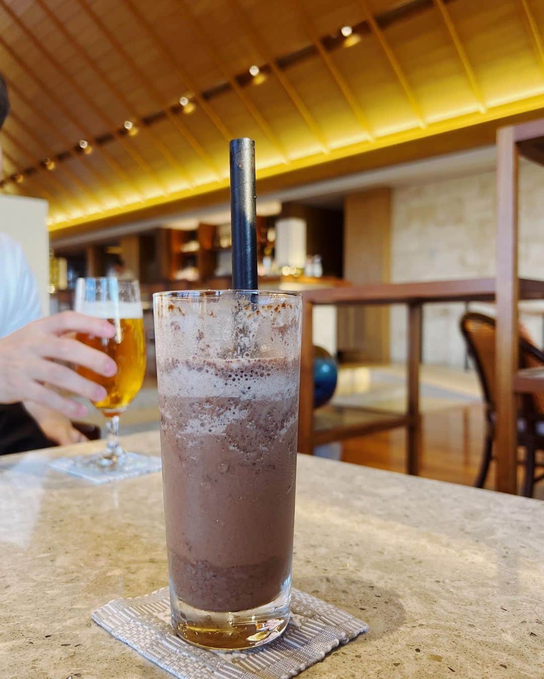 金光みり愛さんのインスタグラム写真 - (金光みり愛Instagram)「@ritzcarltonokinawa のラウンジで絶景を見ながら飲んだ黒糖タピオカのカカオフラペチーノ(正式名称はわからない)みたいな飲み物が人生で一番好きな飲み物に見事ランクイン😫💗w タピオカとカカオニブと黒糖っていう私の好みを詰め込んだ飲み物…🍫🧋 本当にこの飲み物を飲むためだけに沖縄行きたいくらい…笑  5枚目以降はホテルの朝ごはん🥰  . . . #リッツカールトン#リッツカールトン沖縄#ritzcarltonokinawa#okinawa#沖縄ホテル#沖縄#那覇#喜瀬#沖縄旅行#国内旅行#カップル#カップル旅行#沖縄グルメ#沖縄観光」5月26日 20時47分 - milliah_kanemitsu