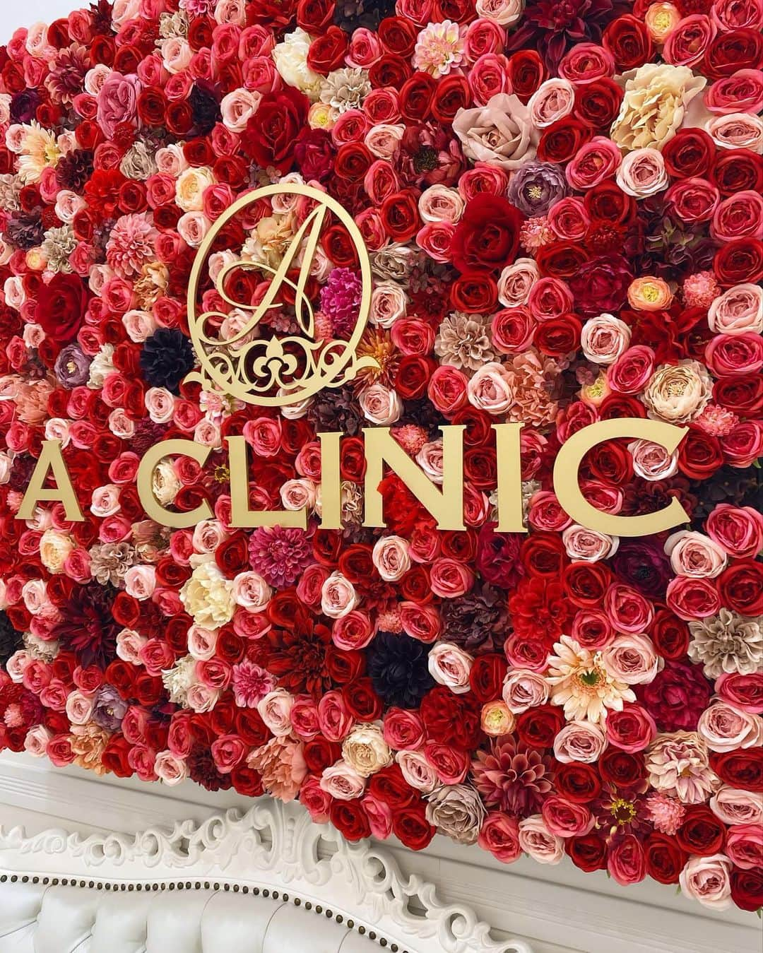 SASAKIHARUKAさんのインスタグラム写真 - (SASAKIHARUKAInstagram)「@a_clinic_ginza で 小林直樹先生 @aclinic_kobayashi に 1day小顔脂肪吸引を してもらいました👶❣️❣️  フェイスラインのもたつきが 気になり始めてきたので今回も 銀座院のほうでお世話になったよ👶🎶  院内は白を基調としていて清潔感があって キラキラのシャンデリアは何回 見てもテンションが上がっちゃう😆✨  担当して下さった小林先生含め 受付の方やナースの皆様優しく 声掛けしてくれるので終始 リラックスして過ごせました🥰  またダウンタイム含め経過のほう 上げるから楽しみにしてて🥹🎶  ♥︎＝＝＝＝＝＝＝＝＝＝＝＝＝＝＝＝＝＝＝＝♥︎   #aclinic #aクリニック #エークリニック #aclinic銀座 #aclinic横浜 #aclinic新宿#aclinic名古屋#aclinic大阪#aclinic池袋#aclinic福岡#aclinic仙台#美容外科 #美容皮膚科 #1day小顔脂肪吸引 #1day小顔  #脂肪吸引 #小顔 #美肌 #二重あご #フェイスライン #糸リフト #aスレッド #顔痩せ #部分やせ #小顔整形 #小顔になりたい #横顔美人 #小林直樹」5月26日 20時48分 - haruka_s_gram