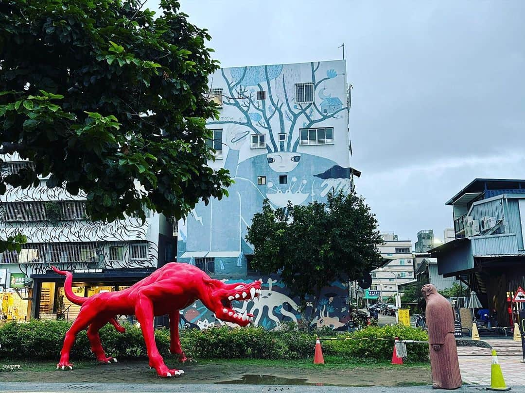 古市憲寿さんのインスタグラム写真 - (古市憲寿Instagram)「久しぶりに台湾へ。朝に思い立ってチケットを取って海外に行けるようになっで嬉しい。  日本と違ってちゃんとUber使えるし、中国と違ってツイッターもできるし、韓国と違ってグーグルマップも使えるし、ヨーロッパと違ってヤフーニュースも読めるから、めちゃくちゃ楽だった。  高雄の再開発地区はクールな建築物とアートに溢れていてよかったのだけど、平日のお台場くらいひとがいない。再開発って難しいんだね。観光客が戻ってないせいかもしれない。  台湾がどうなるかはTSMCがどうなるかということで、ちょっとしたボタンのかけ違いでCovid以上の世界の混乱が起きてしまう。  別に世界中の国や地域が仲良くなれるとは思わないけど、せめてふらっと世界中に行ける日々が続くといいよね。  #台湾 #台北 #高雄」5月26日 20時48分 - poe1985