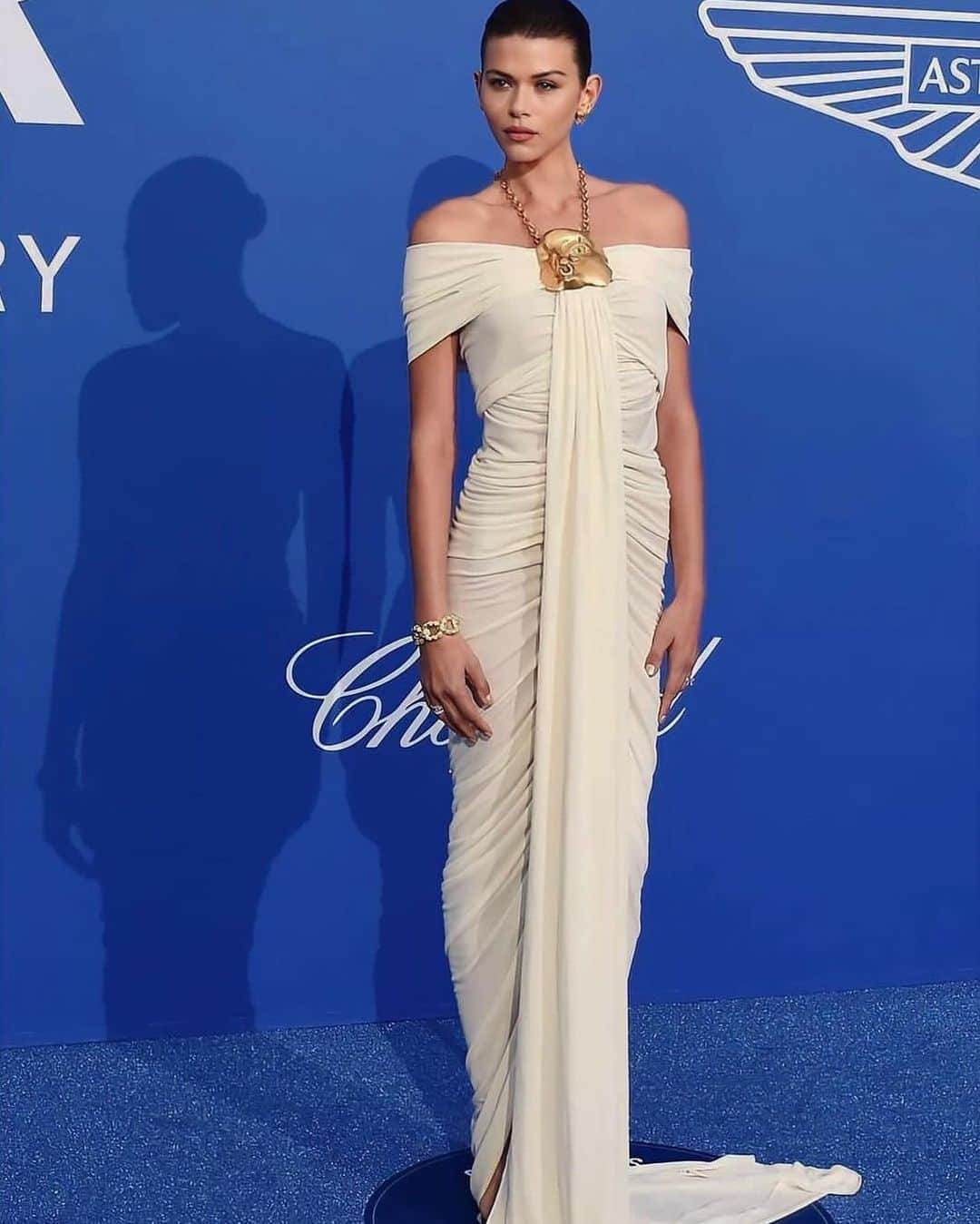 ジョージア・フォウラーのインスタグラム：「AmfAR an amazing night for an incredible cause raising money for the fight against aids. 🔷🔹I just loved wearing this beautiful @schiaparelli styled by myself and sourced by my friends at @kidmanaustralia. Wearing the most perfect @tiffanyandco high jewels @aquazurra shoes, thanks @jess_pecoraro  x」