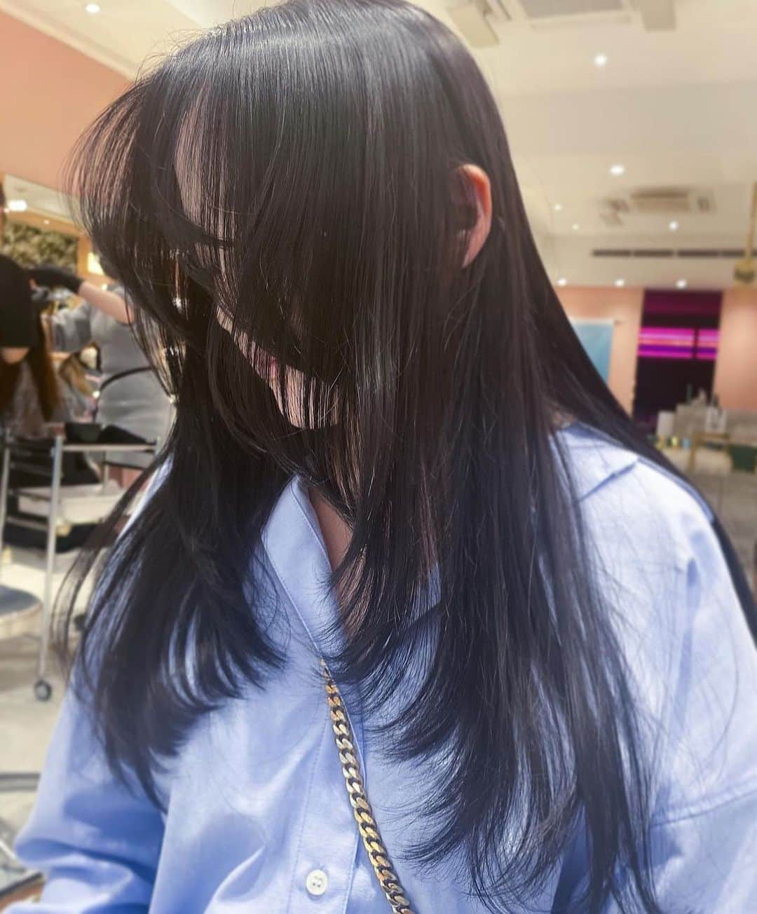 原涼香のインスタグラム：「#레이어드컷 🖤 巻いても巻かなくても可愛い人気STYLE🎀 ㅤㅤㅤㅤㅤㅤㅤㅤㅤㅤㅤㅤㅤ オススメmenu ⚫︎カット ⚫︎プレミアムケアカラー ⚫︎HITAトリートメント ㅤㅤㅤㅤㅤㅤㅤㅤㅤㅤㅤㅤㅤ ㅤㅤㅤㅤㅤㅤㅤㅤㅤㅤㅤㅤㅤ  ㅤㅤㅤㅤㅤㅤㅤㅤㅤㅤㅤㅤㅤ #SHIMA#韓国ヘア#韓国スタイル#レイヤーカット#ワンホンヘア#ワンホン#ダークトーン#網紅#初カラー#暗髪#ベージュカラー#ラベンダーカラー#グレージュ#オリーブカラー#透明感カラー#銀座美容院#銀座美容室#美容師#시스루뱅#레이어드컷#koreanhair」