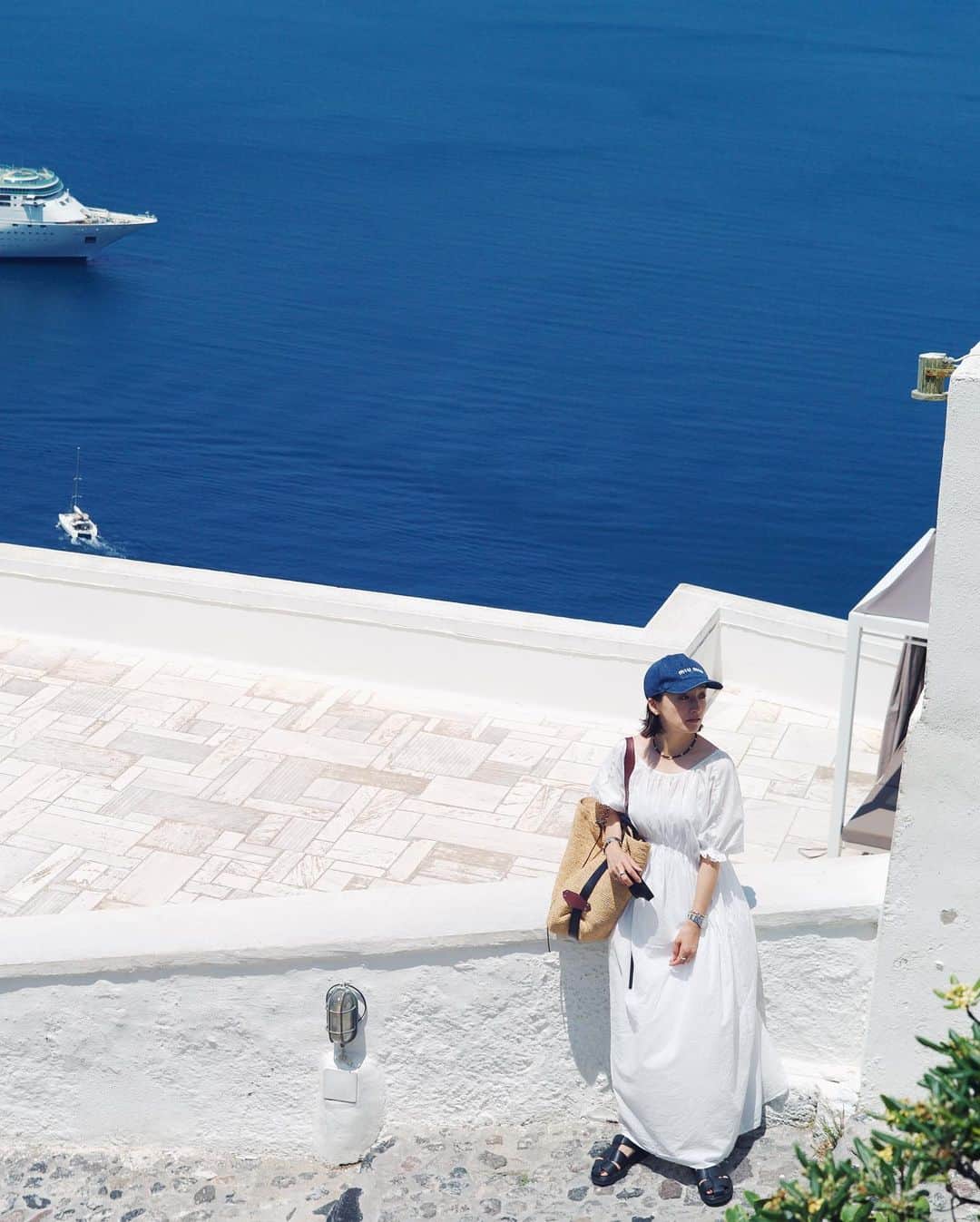 高山都さんのインスタグラム写真 - (高山都Instagram)「サントリーニ島は黒着てる人がほんとうに少ない。  とにかく白い建物と青い海のコントラストが素晴らしく、どこを切り取っても可愛い。 (建物の白は壁を石灰で塗ってるのだそう。だから白い。陽射しが強いから少しでも部屋の温度を低くするためになのだそう。あと、青の差し色も塗料で安くすぐ利用できるものだったからだそう。)  世界中の観光客が各々のカラフルなリゾートファッション楽しんでるのを観察するのも面白くて、いろんなマダムたちを見てる。 素敵な彼女たちにドレス可愛い！って言ったら、会話が始まって(英語は全然話せませんが)すれ違いぎわに挨拶したり、SNSのアカウント聞かれたり。 ファッションから生まれるコミュニケーションだなーと思ったのでした。 もし、これから行かれる方は、日本だと勇気の出ないカラフルなものや、大きく開いたデザインの洋服も、ここだと平気で着られると思います。  夫は夫で、よくカメラ好きの紳士から声をかけられてる。 素敵ねーと声を掛け合う文化っていいな。  @oblekt_jp のオーガニックコットンのワンピースはインナーのキャミワンピがカップ付きだから、下着気にしなくていいし、旅先で洗濯してもすぐ乾く。  #都の旅の記録  #サントリーニ島 #都ふく」5月26日 20時58分 - miyare38