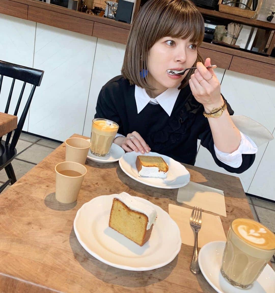 NIKIIEさんのインスタグラム写真 - (NIKIIEInstagram)「顔が必死🍰笑 美味しくモリモリ食べれるって幸せです。このパウンドケーキ美味しかったからまた食べたい！🍰  明日はマルシスツアー、下北沢440です！生配信もあるよん♫ 早く寝るぞ〜！また明日会場でね💐  📷 @ide_ayaka_official」5月26日 20時56分 - nikiiejp