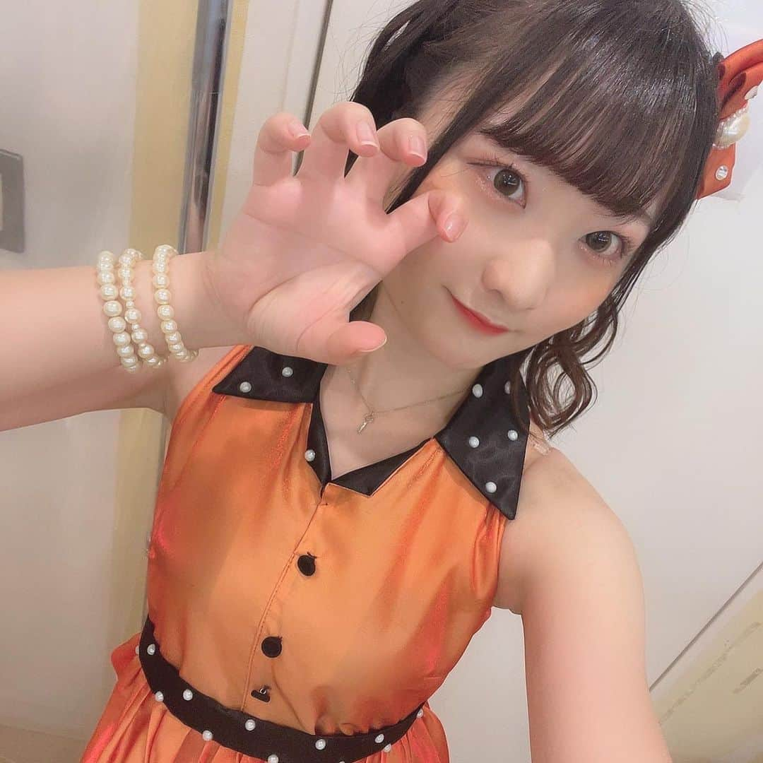 池田楓のインスタグラム：「♡  🦁🧡  あと何回できるかな❔  #SKE48 #SKEフェスティバル公演 #アイドル #衣装 #アイドル衣装 #ウェーブ巻き #ウェーブ #オレンジ #ユニット #ハングリーライオン #ライオン」