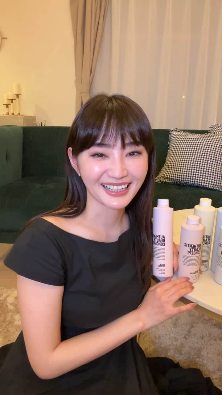 のインスタグラム：「ヘアアイロン最高温度&小学生から白髪染めしている女のお気に入りシャンプー&コンディショナーをご紹介しました。  4タイプあるので、皆さまの髪質や悩みに寄り添ってくれるシャントリが見つかればいいなと思っています。  限定セットもあるのでぜひ見てみてねん https://bit.ly/3IzLU4z   @authenticbeautyconcept.jp   #オーセンティックビューティコンセプト  #ヘアケア  #ヴィーガンヘアケア」