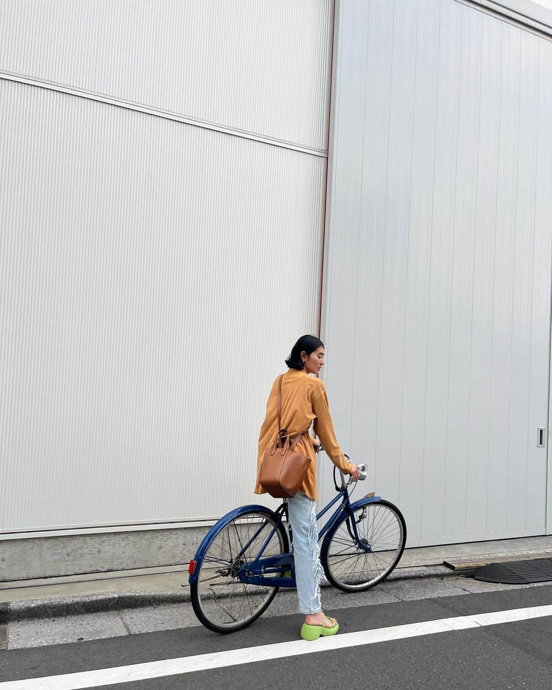 瀬畑茉有子さんのインスタグラム写真 - (瀬畑茉有子Instagram)「. . 珍しくママチャリじゃない😛 . . ジブリに出てきそうな ブルーのビンテージのチャリは 見たすごい好きだけど漕ぐの重すぎてもはや トレーニング級😇🔥 . . 肩掛けもできる @xnihilo.jp のバック共に お出かけ😚🚲🌲 . . . #streetphotography  #bicycle  #vintagebicycle  #ootd #tokyostreet  #エックス二ヒロ #xnihilo #Eightmini  #bag #Australia #Melbourne #gooddesignaward  #gooddesign  #art #レザーバッグ  #おすすめのバック #オーストラリア #メルボルン  #サスティナブル  #サスティナブルファッション  #ハンドバッグ#革バッグ #ビジネスバッグ」5月26日 20時57分 - sehatamayuko