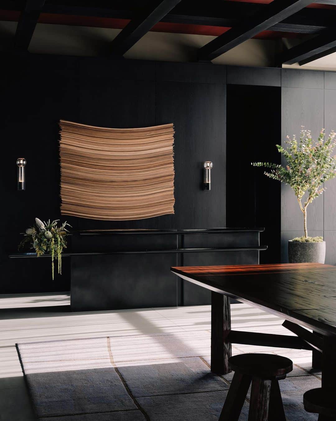 アリス・ガオのインスタグラム：「warmth and sophistication by @yabupushelberg for @achotels downtown los angeles.   fun times with the best crew @rowanthompson_ @joycekymou @yesitsjonathan 🤡!」