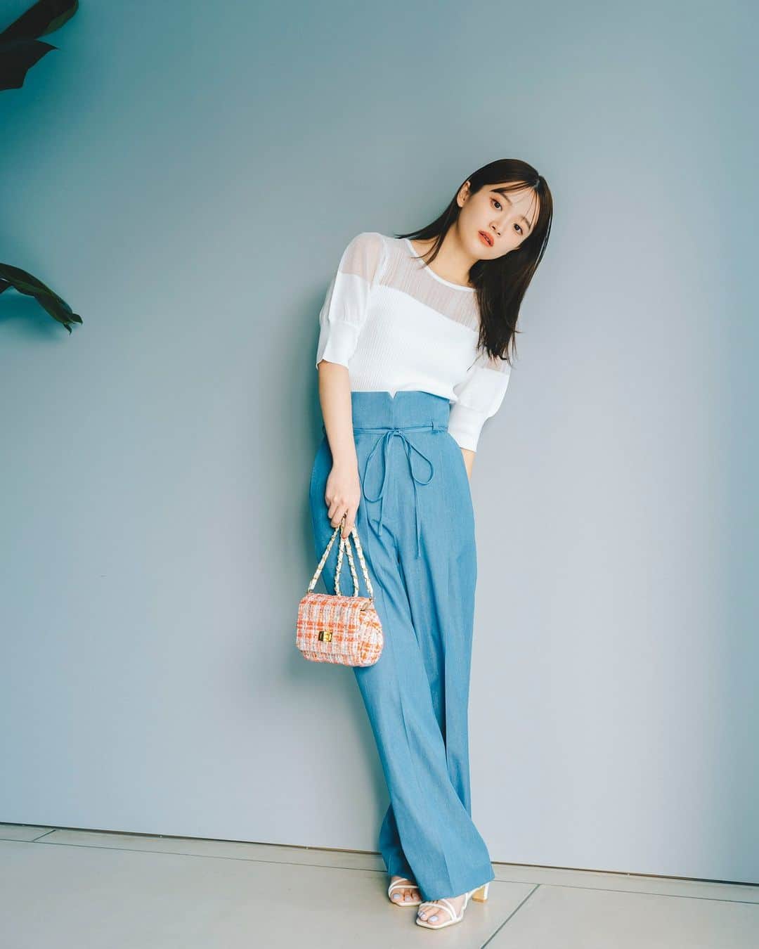 NATURAL BEAUTY BASICのインスタグラム：「LIMITED EDITION  Healthy Feminine ～2023 Early Summer～ Meets.Karin Takubo  田久保夏鈴さんがドラマチックに着こなす初夏の新作をデリバリー。 さりげないカットアウトや、シアー素材のリラクシーな肌見せに、 レディ感はしっかりキープしつつもコンフォートなシルエット… この季節にジャストな“ヘルシーフェミニン”クローズをラインナップ。  軽やかなシアー素材と清涼感のある配色で パンツルックを夏仕様にアップデート  ■シアーリブパフスリーブニット ¥7,480 tax in size:FR color:シアーブラック/シアーホワイト/シアーオレンジ #0173270630  ■ハイウエストシャンブレーパンツ ¥10,450 tax in size:S/M color:ブルー/ネイビー #0173230630  ハイウエストディテールにストレートのワイドシルエット… 簡単に美スタイルが叶う優秀パンツ。 すっきりとタックインしたコンパクトなリブニットで、 縦のラインをさらに強調。 ニットのデコルテ＆袖のシアー切り替えが、今年らしいアクセントに。  ---------------------------------------  公式オンラインサイトにて プレオーダー受付中✨  6/2(金)～店頭販売スタートとなります。  ＜取り扱い店舗・オンラインストア＞ 札幌ステラプレイス エスパル仙台 ルミネ大宮 ルミネ池袋 ルミネ荻窪 新宿ミロード 銀座インズ ラゾーナ川崎 ジョイナス タカシマヤゲートタワーモール 阪急三番街 ルクア大阪 京都ポルタ 天神地下街 NBB公式オンラインストア（SANEI bd ONLINE)  #田久保夏鈴 さん #LIMITEDEDITION #限定商品 #限定 #予約 #プレオーダー #シアーニット #ワイドパンツ #デニムワイドパンツ #お出かけコーデ #肌見せ #オフィスコーデ #オフィスカジュアル #通勤コーデ #大人可愛い #夏コーデ #カラーコーデ  #着回しコーデ #きれいめカジュアル #ベーシックコーデ #ベーシック #ナチュラルコーデ #トレンドスタイル #シンプルコーデ #ナチュラルビューティーベーシック #naturalbeautybasic」